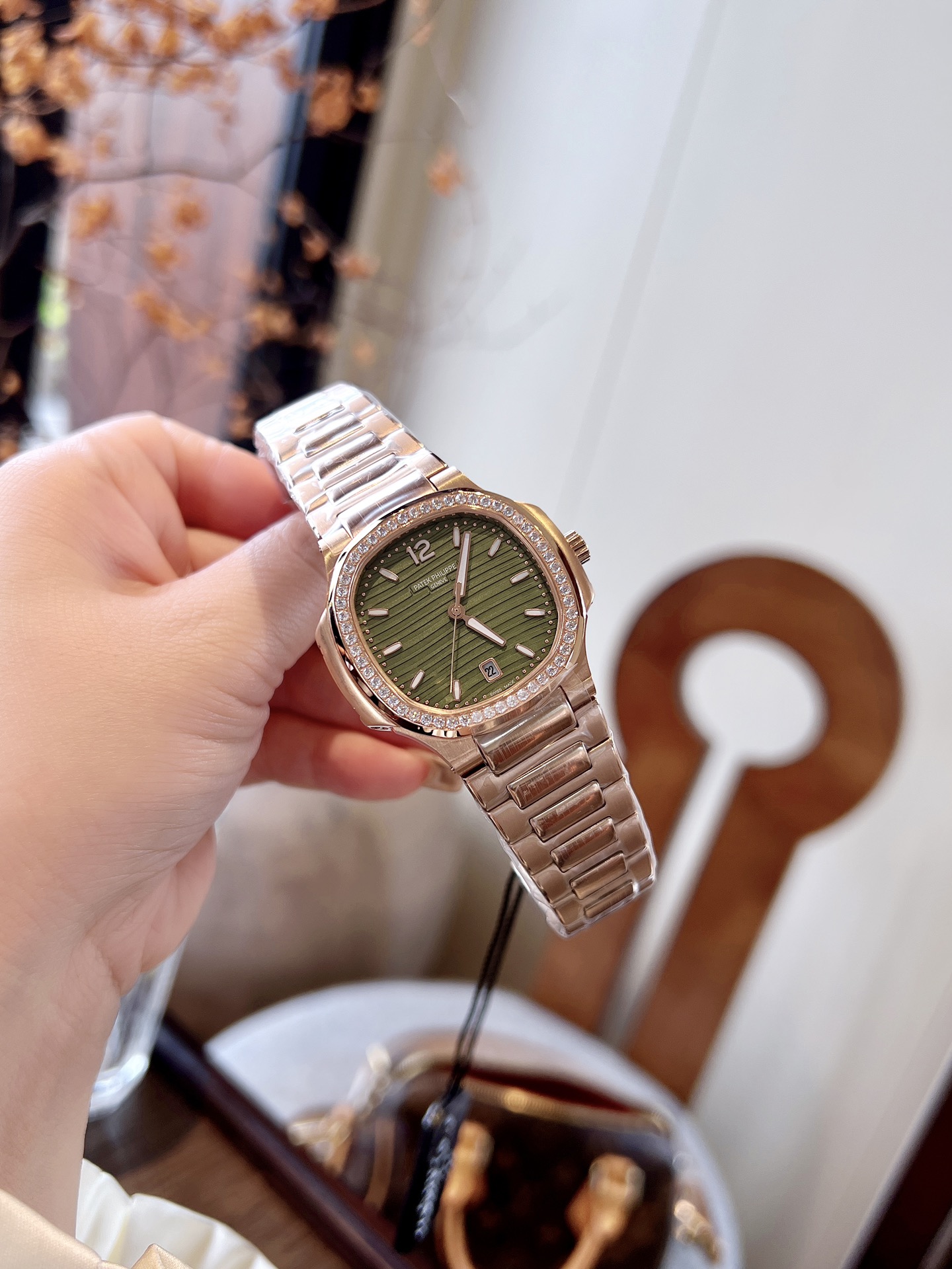[?? White 430 gold 450 diamond ring ?30]
Human little rich lady 's choice - Fashionable elegant Lady Nautilus 7118 series.
This IS definitely PateK FilI 's graduation COLLECTION Little Red BOOK Endless RECOMMENDATIONS SIMPLE and PLAIN to wear VERY ELEGANT