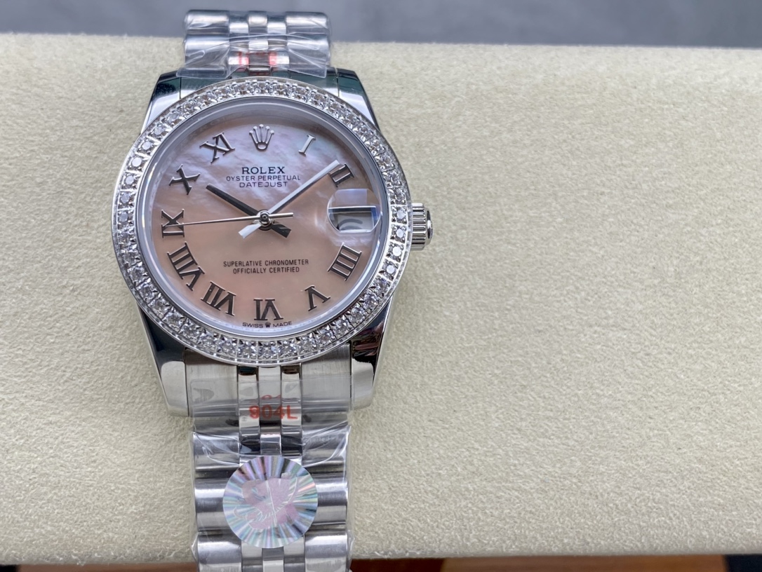??580 Women Rolex Single Calendar Datejust 31mm
[Diameter] 31mm
[Movement] Equipped with an automatic mechanical movement
[Bezel] Rolex RingCommand triangular bezel/aperture/diamond bezel
[Mirror] Scratch-resistant sapphire glass mirror
[Material] Importe