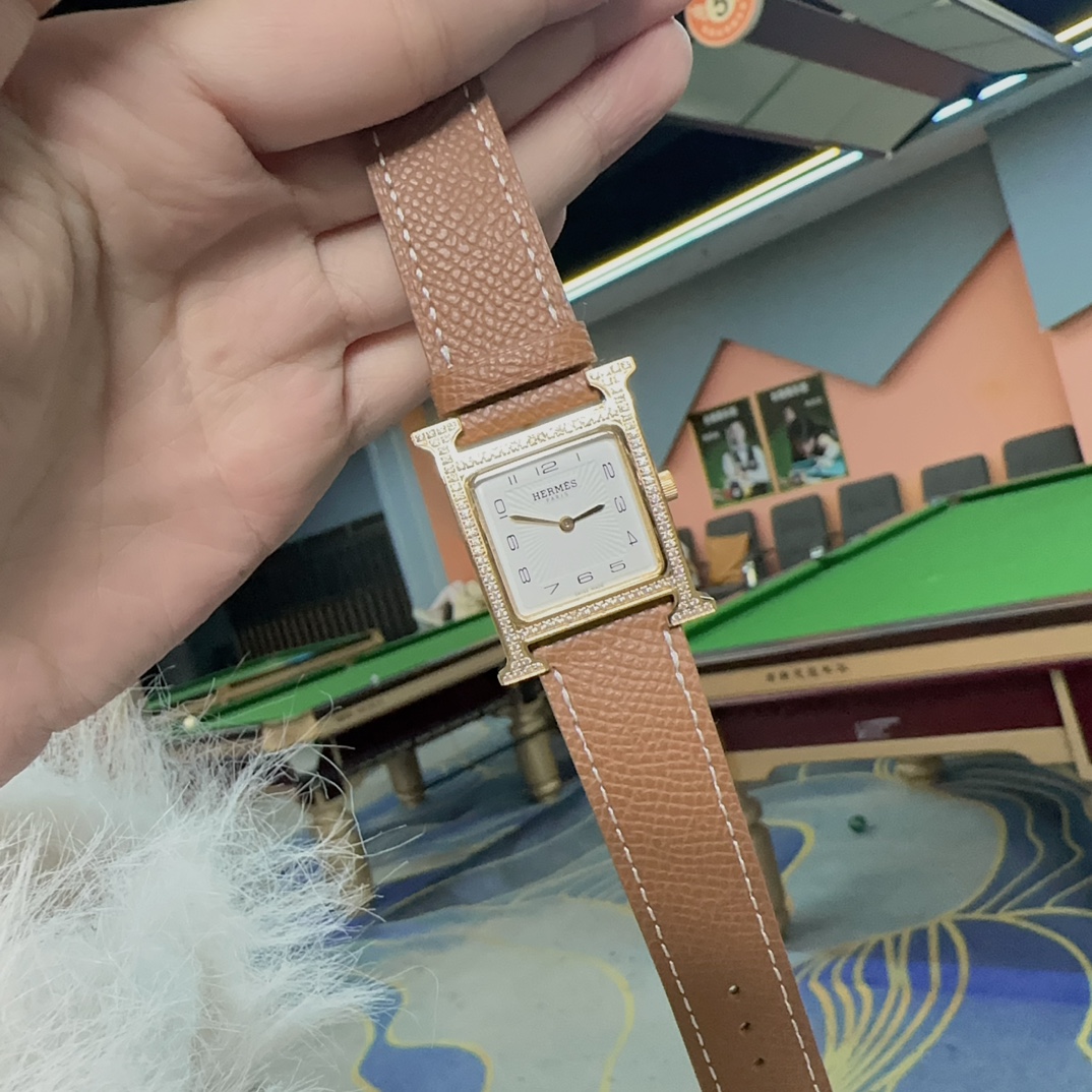 ???? White shell 300/ gold 330 diamond ring ?50??
HERMES ??Heure H Classic steel band series ?? Super A grade mother-of-pearl dial, minimalist and beautiful, 316L stainless steel case and band, medium diameter 26mm small 21mm, original gold movement, exce