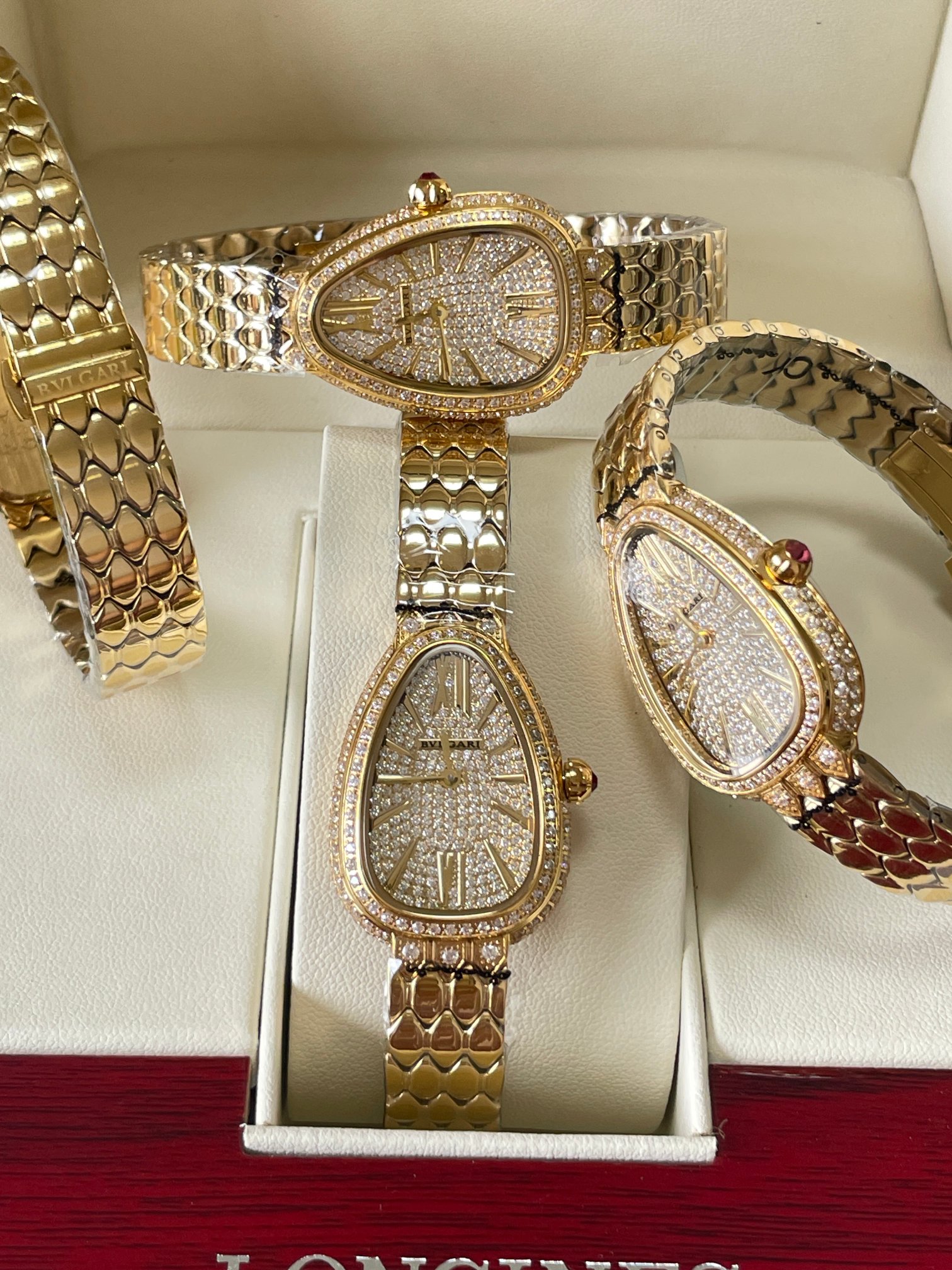 ??620 Bvlgari 2024 new Serpenti Seduttori collection watch, the iconic teardrop-shaped snake head design is unique, with hexagonal scales delicately connected, paying tribute to the timeless Italian style. The Allegra collection of Bulgari watches is set 