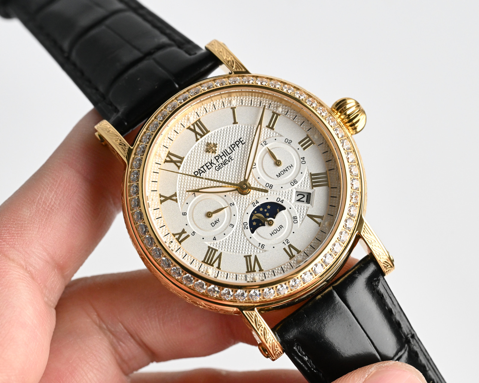 White case 1550, gold case 1600
The Patek Philippe Complication collection - handcrafted - engraved watch - makes a stunning debut with a 42mm diameter that fits the average male hand size, perfect for both business and casual. The entire case is hand-eng