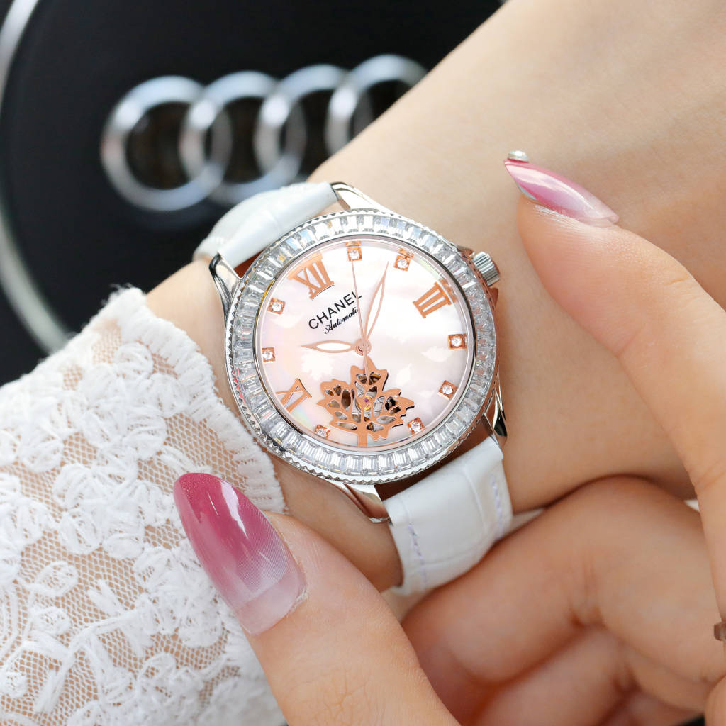 630 Leather strap 600??
2021 latest item [Original counter image] Charming and harmonious ?? Can't put down ?? Luxurious design! The surface design of the flowers is hand-set with diamond-encrusted literal openwork braid design
[Brand] : Chanel (the actua