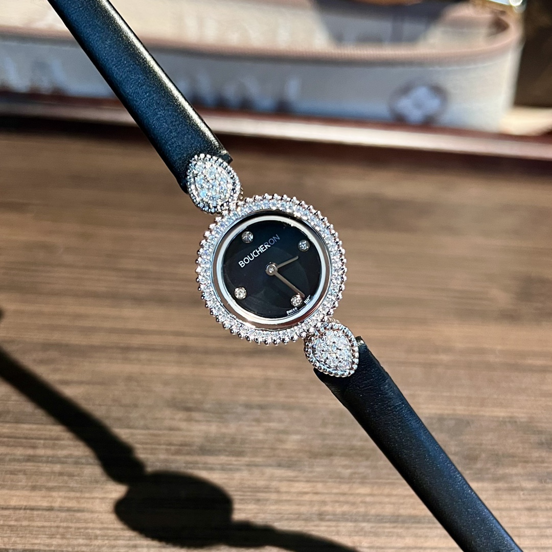 [?? bezel 430/ diamond bezel 460. Gold and white same]
boucheron 's Serpent Boheme collection is now available!
Romantic Bohemian style, elegant and soft; With the classic teardrop-shaped and beaded bezel design, it creates exquisite watches.
With a 316L 
