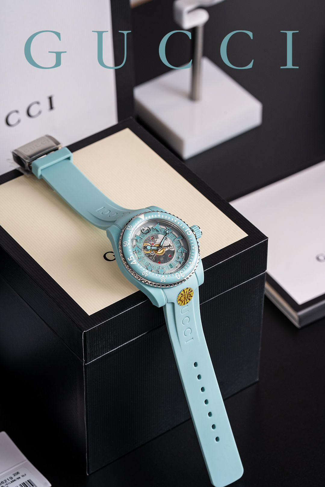 ??650 (G6 introduced)
A new Gucci Dive collection of watches, inspired by diving watches, features transparent dials adorned with elements such as bees, stars ??, evoking true memories.
With the support of sustainable craftsmanship, the watch has been upd