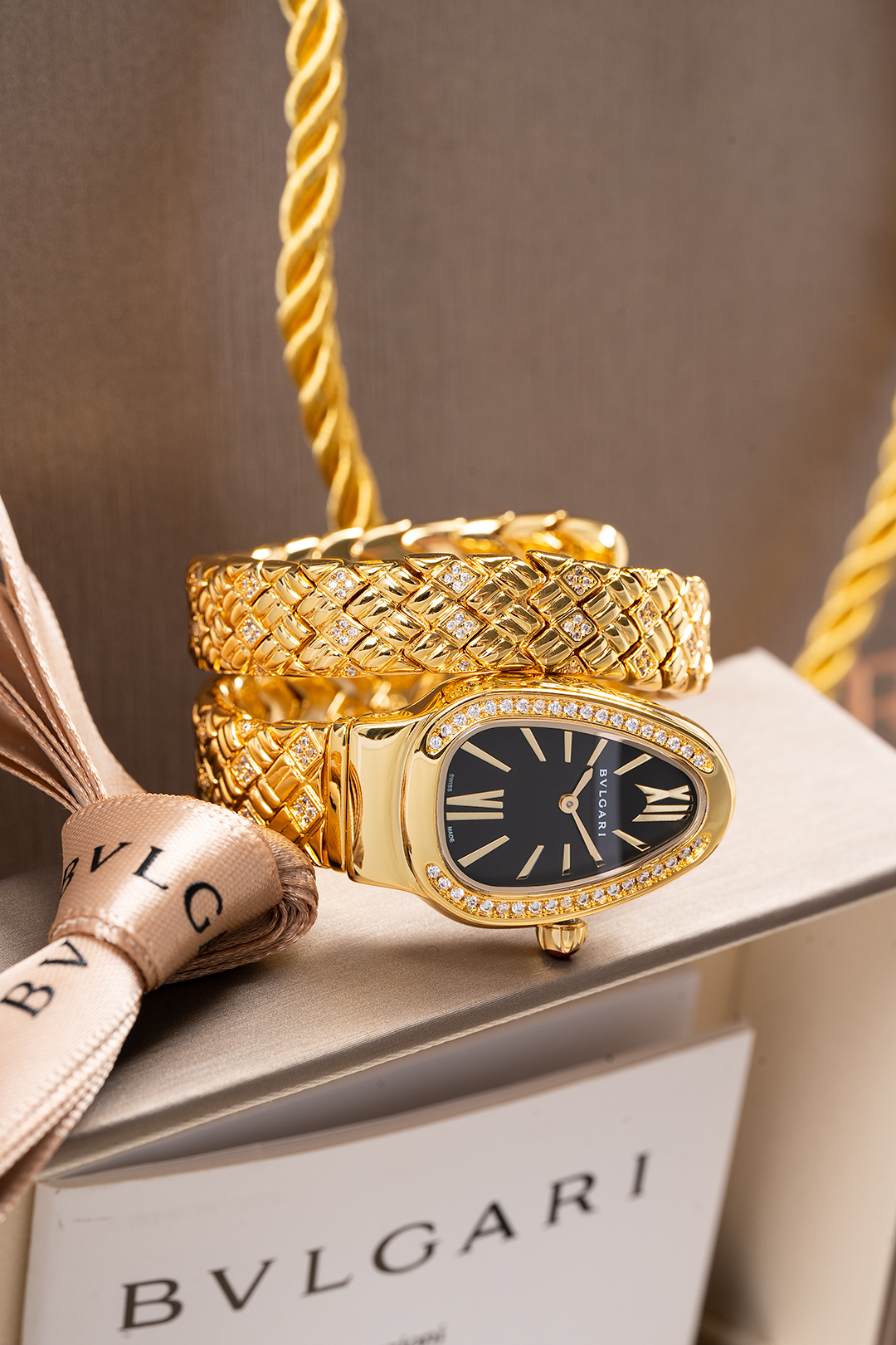 ?? 650
In the Year of the Snake, wear a Snake Year watch. Bvlgari new rhombic Art
SERPENTIN SPIG collection watches
Dial: 23*34mm
Movement: Japanese imported quartz
Workmanship: 32 uniquely sized snake body pieces, each hand-polished and polished, electro