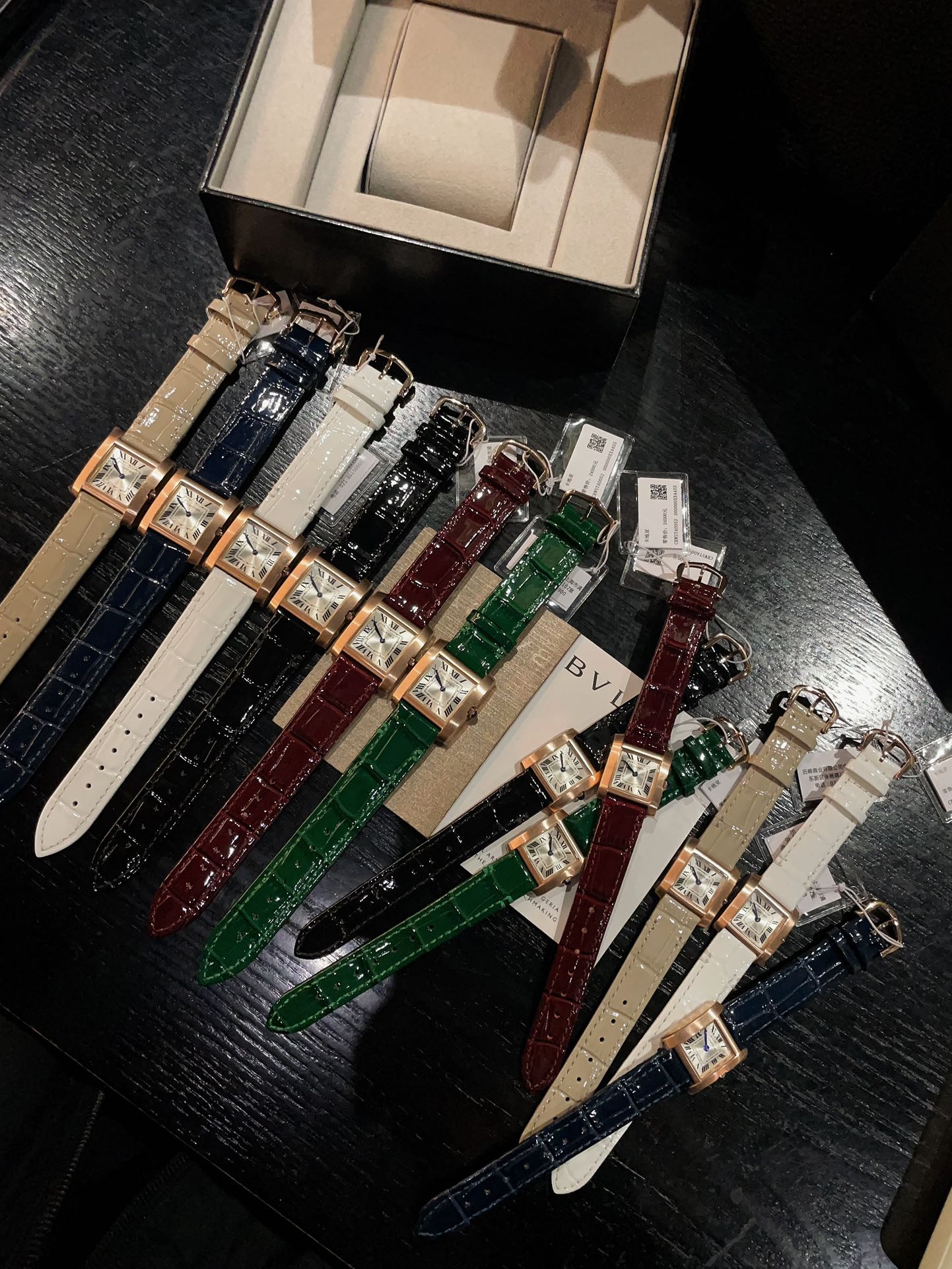 [?? Rose gold 320 diamond ring 340]
Cartier TankFrancaise, imported quartz movement, 316L stainless steel case and bracelet, tempered crystal, gemstone round bead crown, case size
Medium size: 27mm wide 32mm long
Small size: 21.2mm wide, 25.7mm long

The 