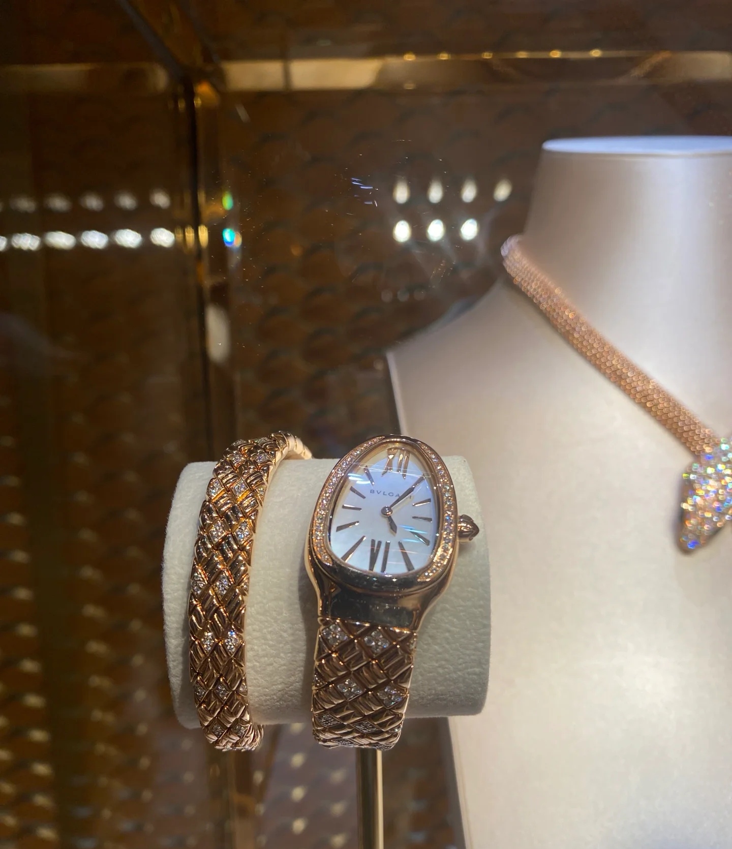 ?? The Year of the Snake 650 comes with the Year of the Snake watch Bvlgari new rhombic Art
SERPENTIN SPIG collection watch
Dial: 23*34mm
Movement: Japanese imported quartz
Workmanship: 32 uniquely sized snake body pieces, each hand-polished and polished,