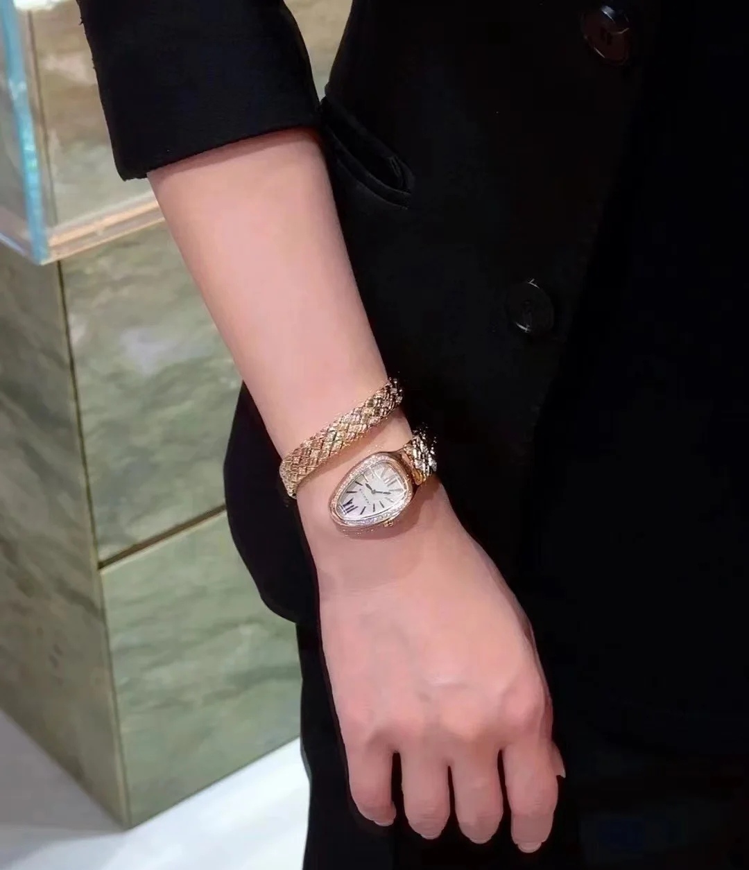 ?? The Year of the Snake 650 comes with the Year of the Snake watch Bvlgari new rhombic Art
SERPENTIN SPIG collection watch
Dial: 23*34mm
Movement: Japanese imported quartz
Workmanship: 32 uniquely sized snake body pieces, each hand-polished and polished,