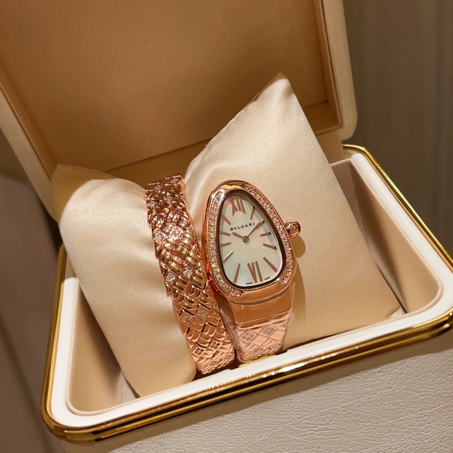 ?? 650
In the Year of the Snake, wear a Snake Year watch. Bvlgari new rhombic Art
SERPENTIN SPIG collection watches
Dial: 23*34mm
Movement: Japanese imported quartz
Workmanship: 32 uniquely sized snake body pieces, each hand-polished and polished, electro