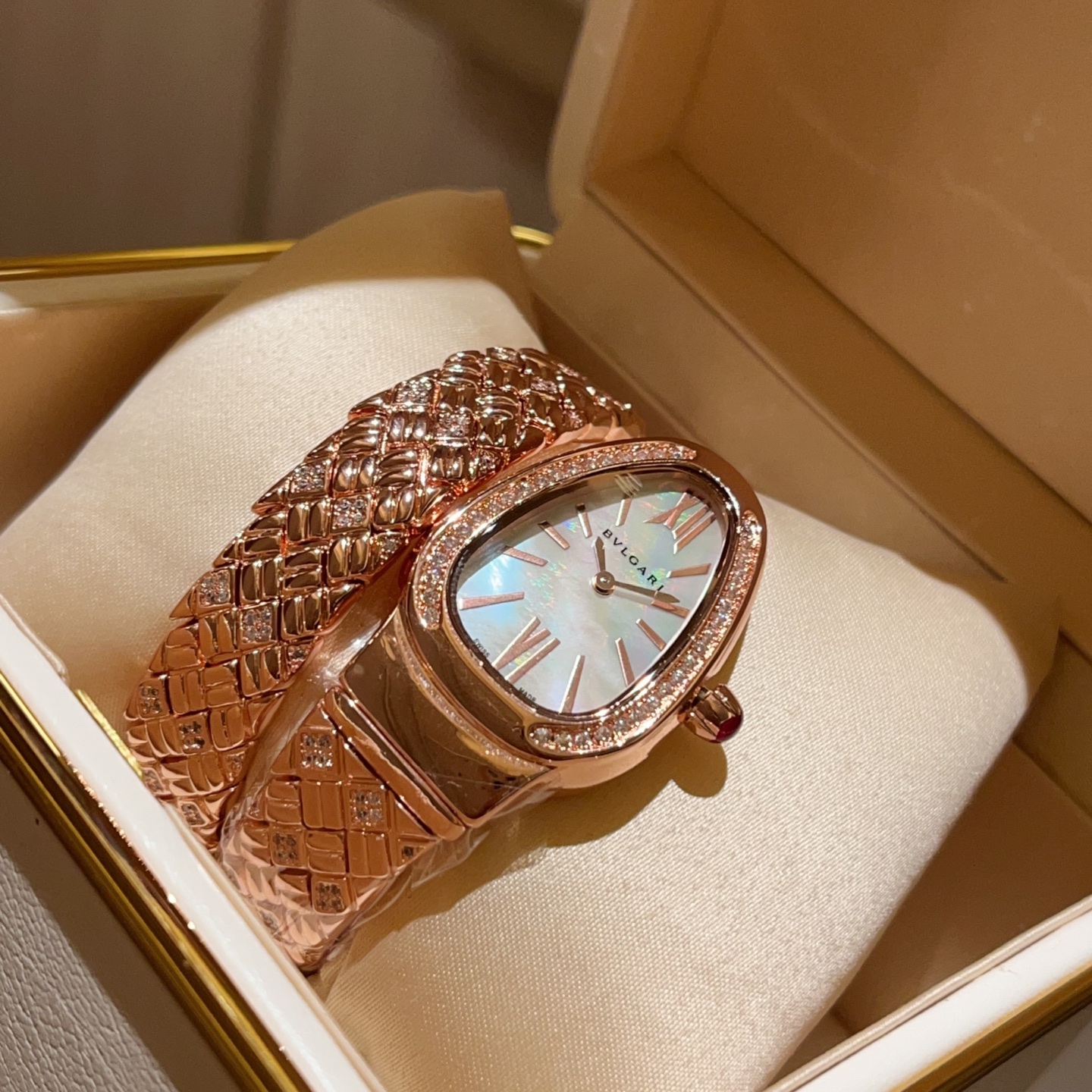 ?? 650
In the Year of the Snake, wear a Snake Year watch. Bvlgari new rhombic Art
SERPENTIN SPIG collection watches
Dial: 23*34mm
Movement: Japanese imported quartz
Workmanship: 32 uniquely sized snake body pieces, each hand-polished and polished, electro