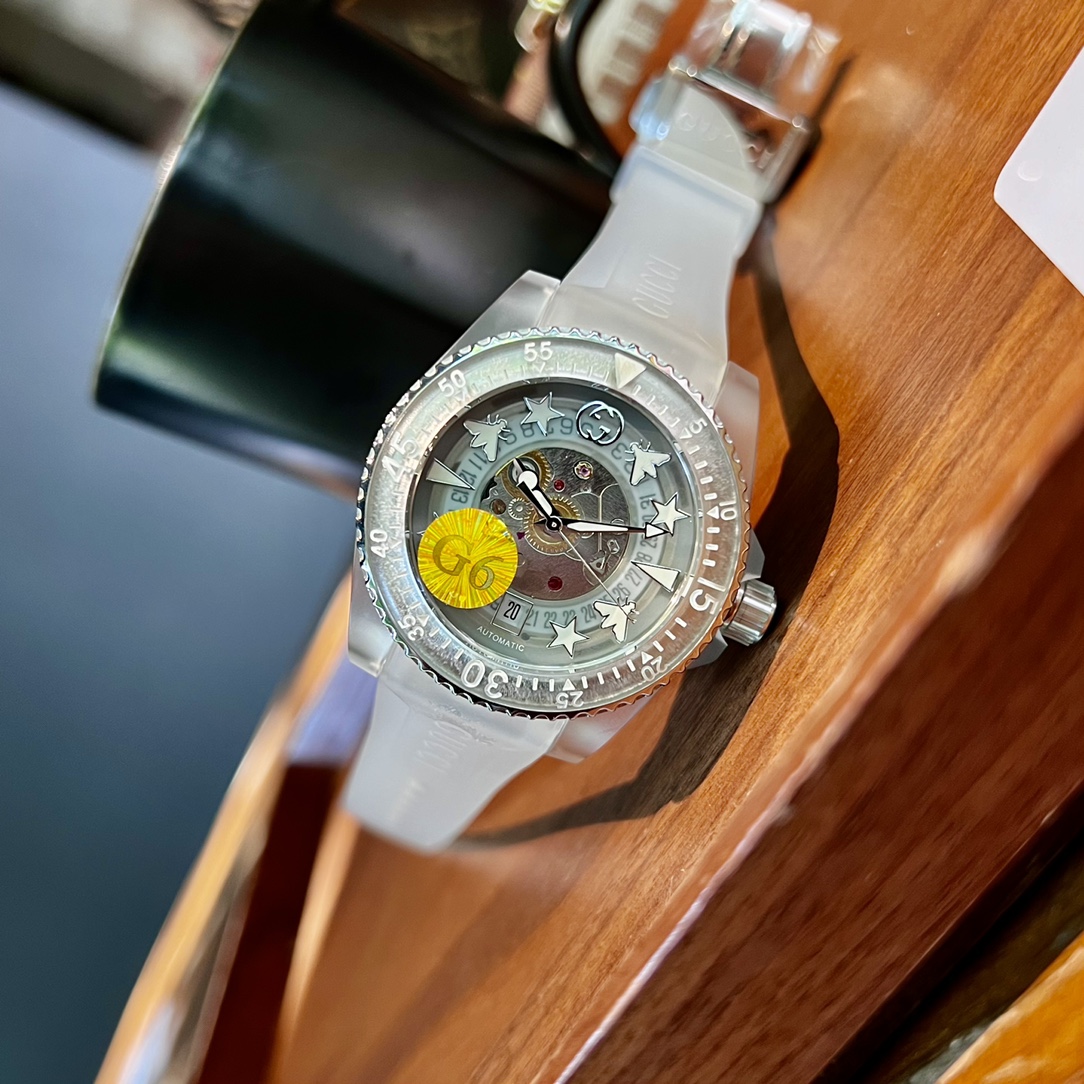 ?? 650
New Gucci Dive collection, inspired by diving watches, features transparent dials adorned with elements such as bees, stars ??, evoking true memories.
With the support of sustainable craftsmanship, the watch has been updated with new materials, mad