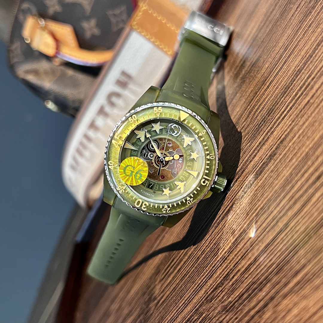 ?? 650
New Gucci Dive collection, inspired by diving watches, features transparent dials adorned with elements such as bees, stars ??, evoking true memories.
With the support of sustainable craftsmanship, the watch has been updated with new materials, mad