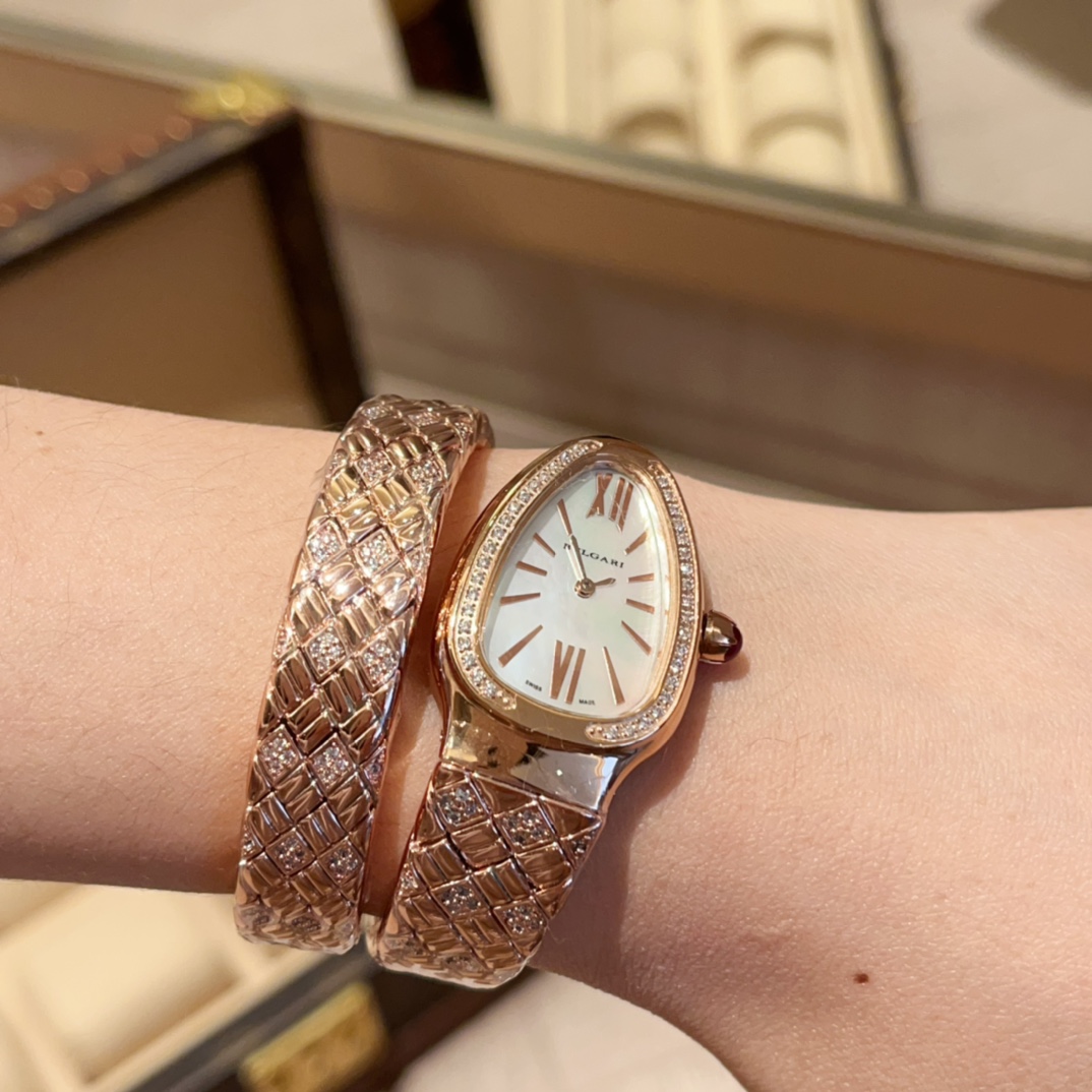 ?? 650
Brand: Bvlgari 2022 new Art of the Rhombic Shape
SERPENTIN SPIG collection watches
Dial: 23*34mm
Movement: Japanese imported quartz
Workmanship: 32 uniquely sized snake body components, each one hand-polished and polished, electroplated with 0.05MM