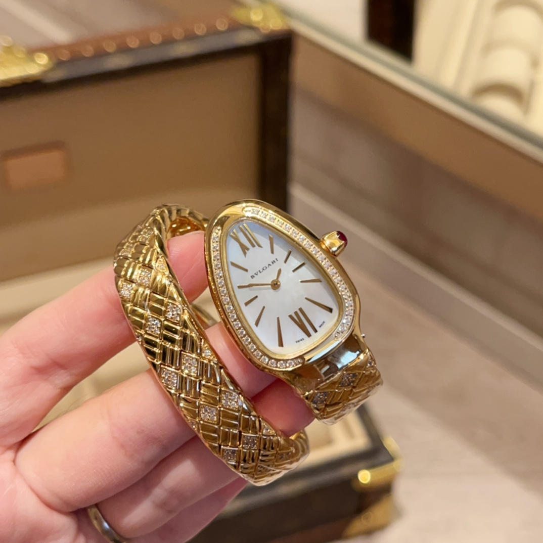 ?? 650
Brand: Bvlgari 2022 new Art of the Rhombic Shape
SERPENTIN SPIG collection watches
Dial: 23*34mm
Movement: Japanese imported quartz
Workmanship: 32 uniquely sized snake body components, each one hand-polished and polished, electroplated with 0.05MM