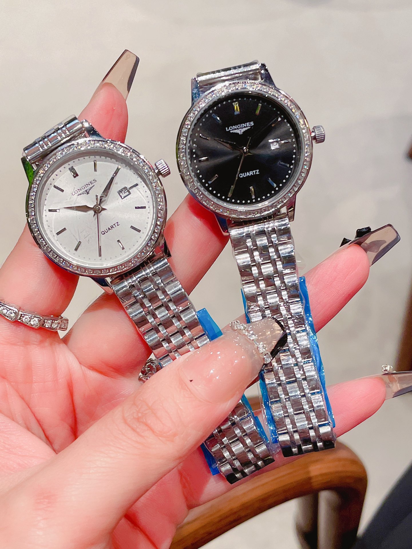 [?? batch 220 rose gold 240 steel strap ?20 ceramic ?40]
LONGINES?? Original imported quartz movement Small seconds design Tempered glass 316L stainless steel case Diameter female 30mm thick 8mm?? If today's sunlight ?? stops its dazzling light. Then a sm