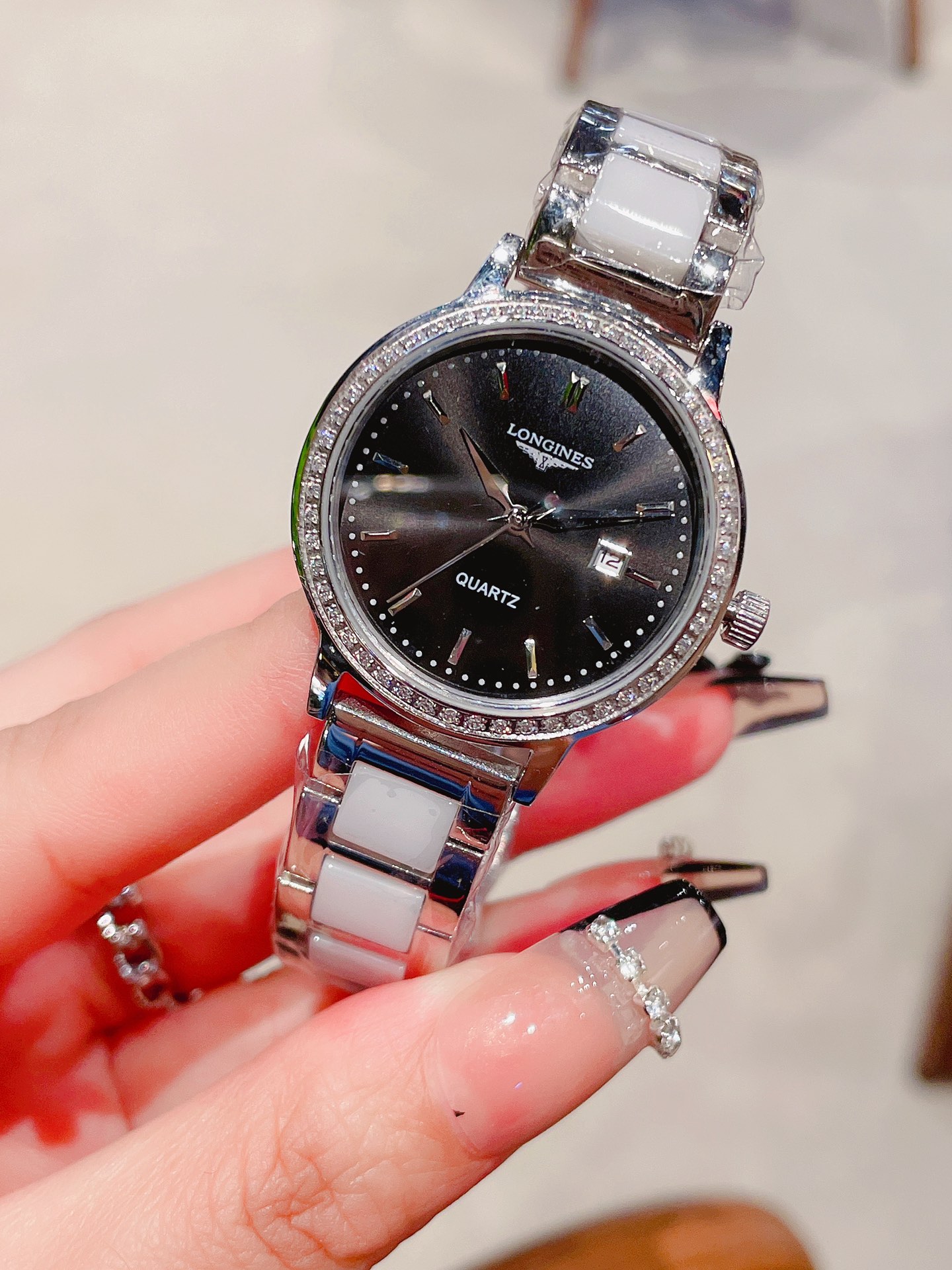 [?? Batch 220 rose gold 240 steel band ?20 ceramic ?40]
LONGINES?? Original imported quartz movement Small seconds design Tempered glass 316L stainless steel case Diameter female 30mm thick 8mm?? If today's sunlight ?? stops its dazzling light. Then a smi