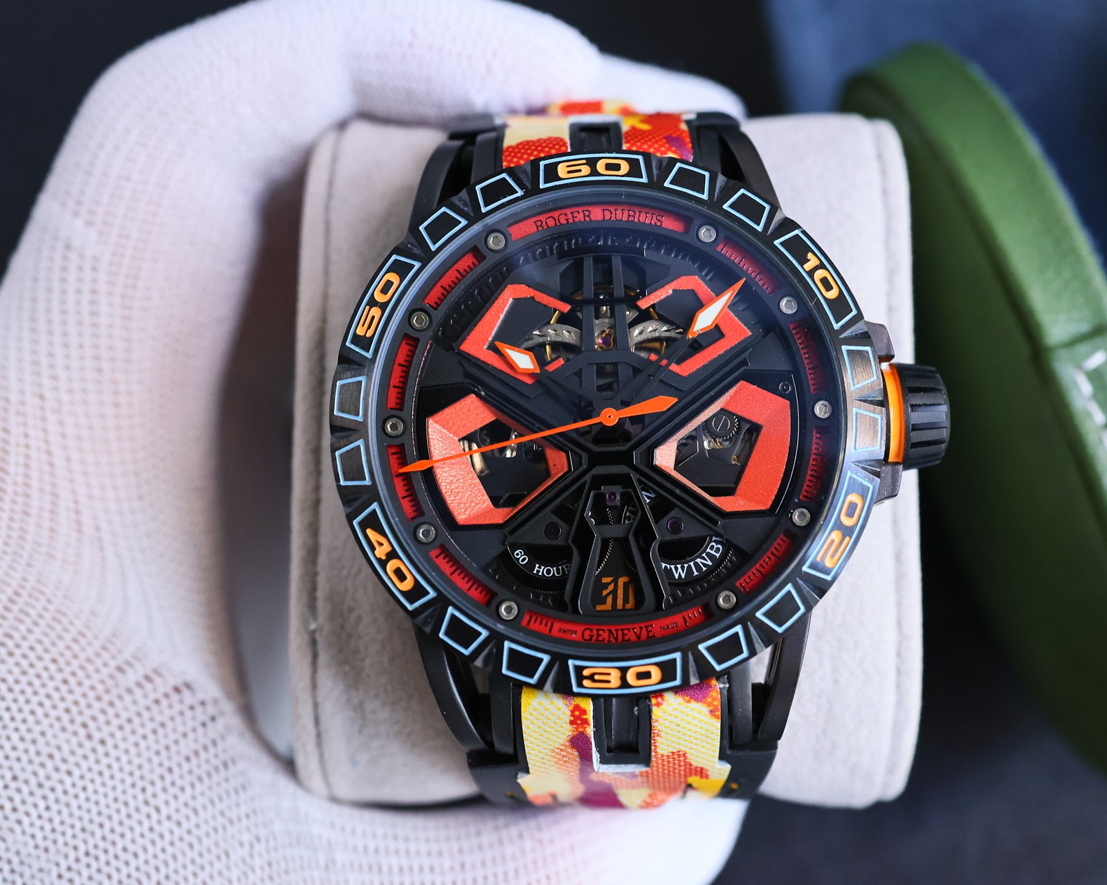 680
This is the second movement developed by ??ROGER DUBUIS in collaboration with Lamborghini Squadra Corse. The new "engine" features a 12-degree balance wheel and escapement, as well as an openwork circular rotor as an automatic winding mechanism. The u