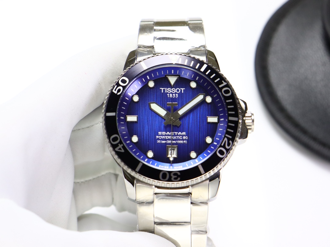 In 2024, the latest model from the counter is in sync, endorsed by Huang Xiaoming. The Tissot Starfish 1000 series watch presents a new look with ingenious changes, featuring a pine green (blue, black) vertical gradient dial, embodying the fearless advent