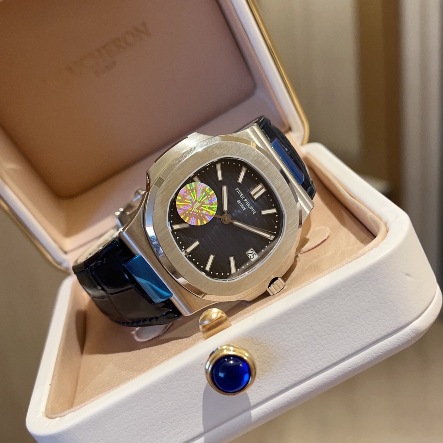 ?? 700
Patek Philippe Sport Elegance 5711/1A-014, 904L stainless steel case and strap, 4813 automatic mechanical movement, 40mm diameter, 9.0mm thickness, sapphire crystal, Patek Philippe Nautilus 5711 with a new upgraded strap!
It is more sporty and styl