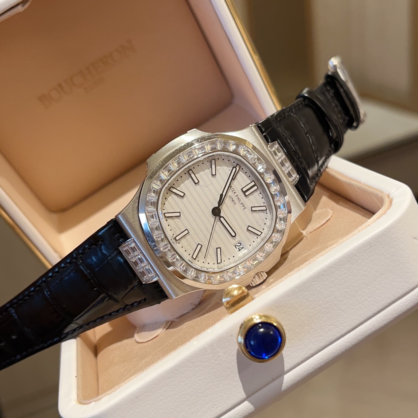 ?? 750
Patek Philippe Sport Elegance 5711/1A-014, 904L stainless steel case and strap, 4813 automatic mechanical movement, 40mm diameter, 9.0mm thickness, sapphire crystal, Patek Philippe Nautilus 5711 with a new upgraded strap!
It is more sporty and styl