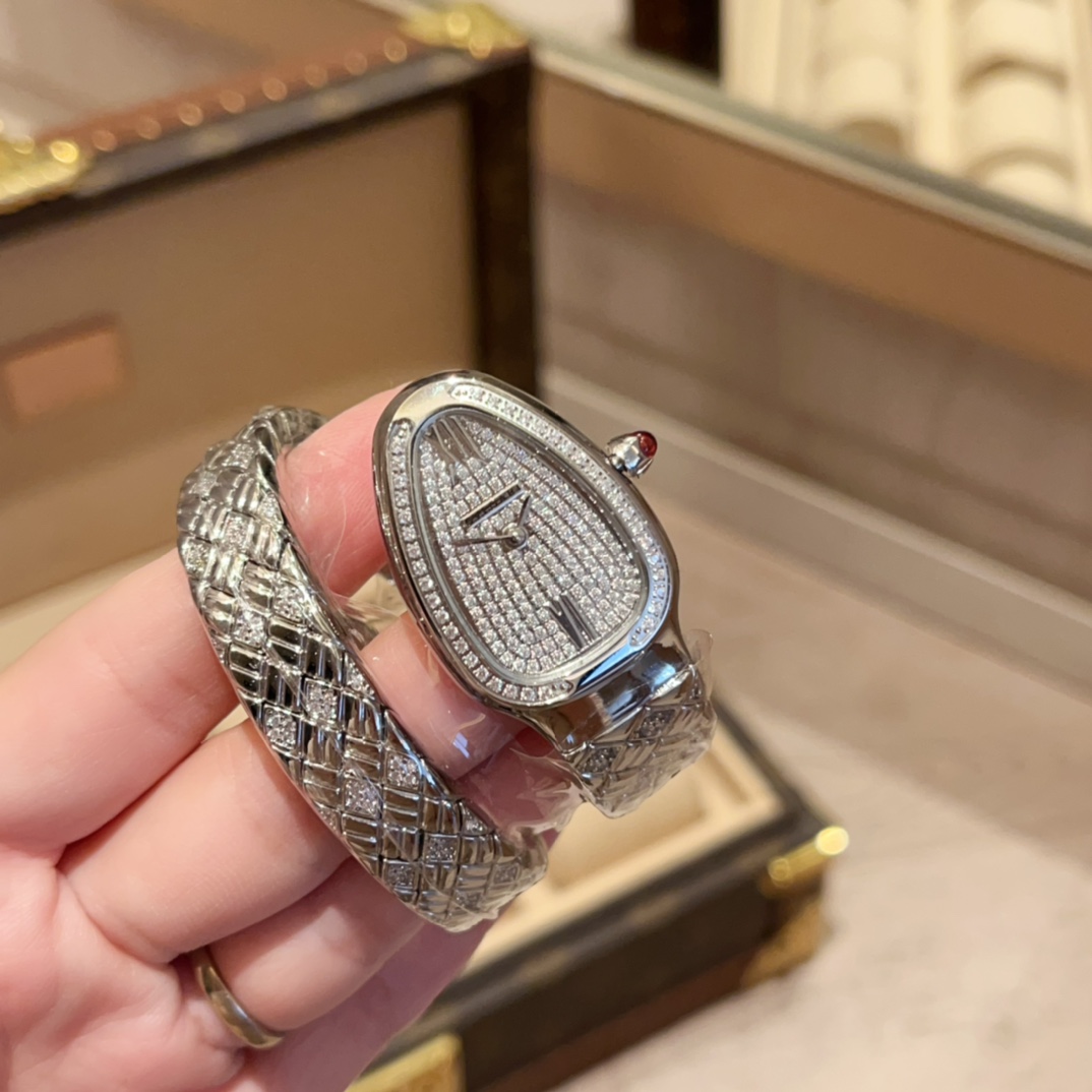 ?? 750
Brand: Bvlgari 2022 new Art of the Rhombic Shape
SERPENTIN SPIG collection watches
Dial: 23*34mm
Movement: Japanese imported quartz
Full of stars and diamonds dial
Workmanship: 32 uniquely sized snake body pieces, each hand-polished and polished, e