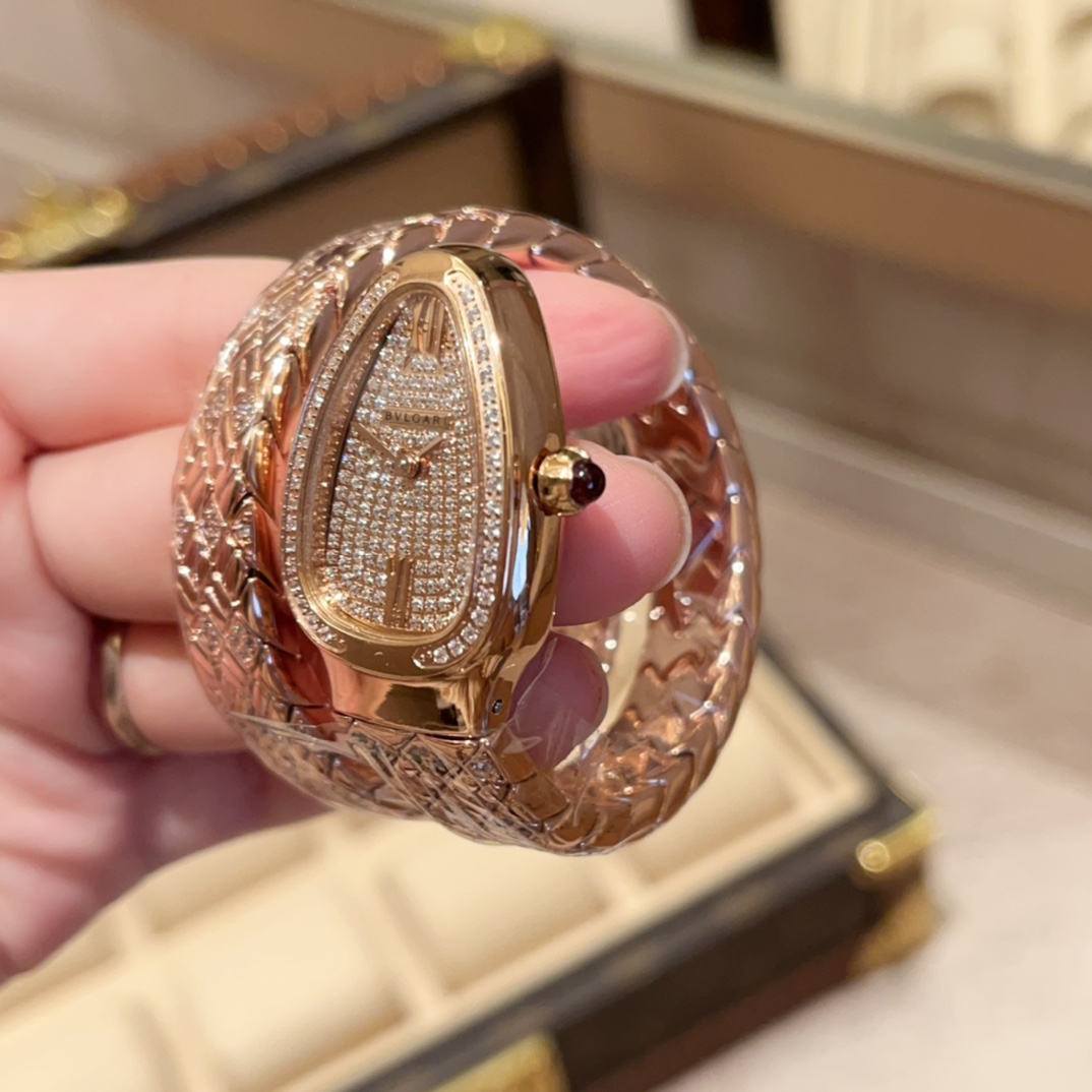 ?? 750
Brand: Bvlgari 2022 new Art of the Rhombic Shape
SERPENTIN SPIG collection watches
Dial: 23*34mm
Movement: Japanese imported quartz
Full of stars and diamonds dial
Workmanship: 32 uniquely sized snake body pieces, each hand-polished and polished, e