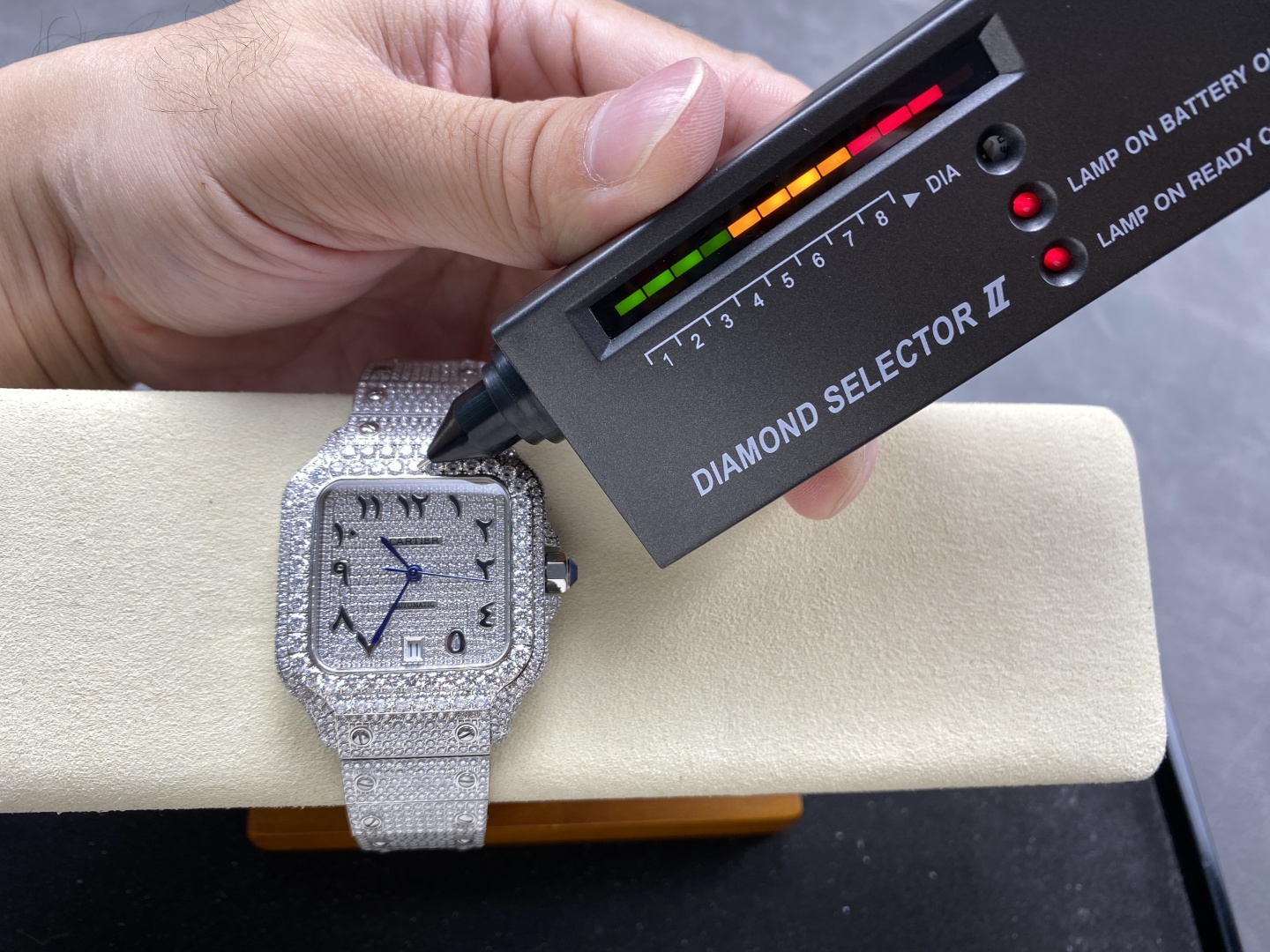 A beautiful real diamond version, set with more perfect and beautiful diamonds, all styles of the entire series can be customized with real diamonds and then added and modified diamonds, all kinds of diamonds in various patterns and colors can be freely m