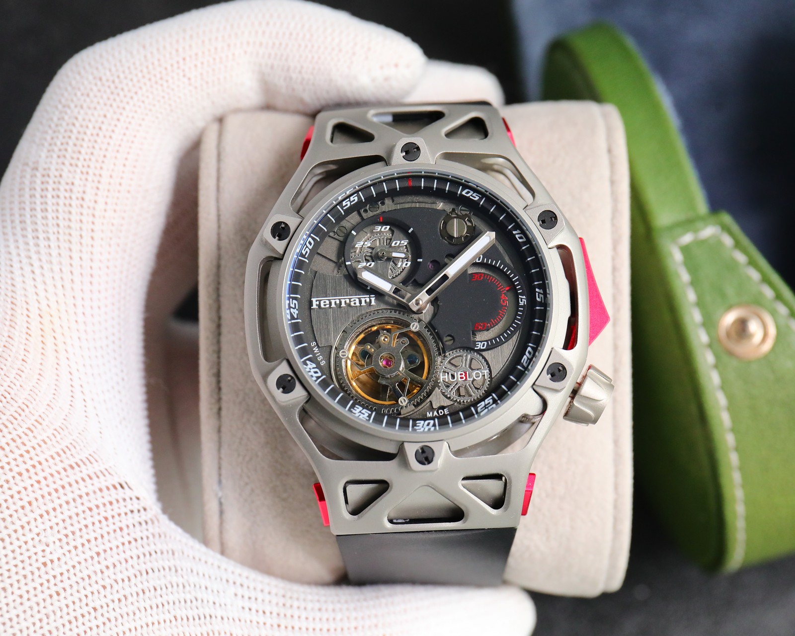 800
??2024 facelift ??HUBLOT Techframe Ferrari 70th Anniversary Tourbillon Chronograph. The watch is designed with the creative flow of Ferrari's sports cars, inspired by the "engine" - the movement, and the free inspiration flows around that core. The cr