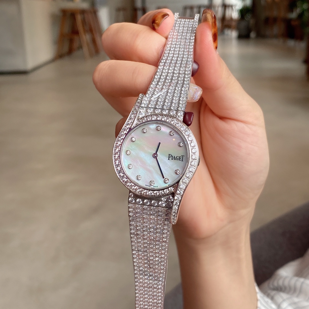 ?? 800
Piaget LIMELIGHT G0A38160 ladies' watch, original Swiss quartz movement, 316L stainless steel case, sapphire crystal, hand-set with diamonds.
Size: 32mm diameter 7mm thick (top market version) This watch is beloved by women and showcases their uniq