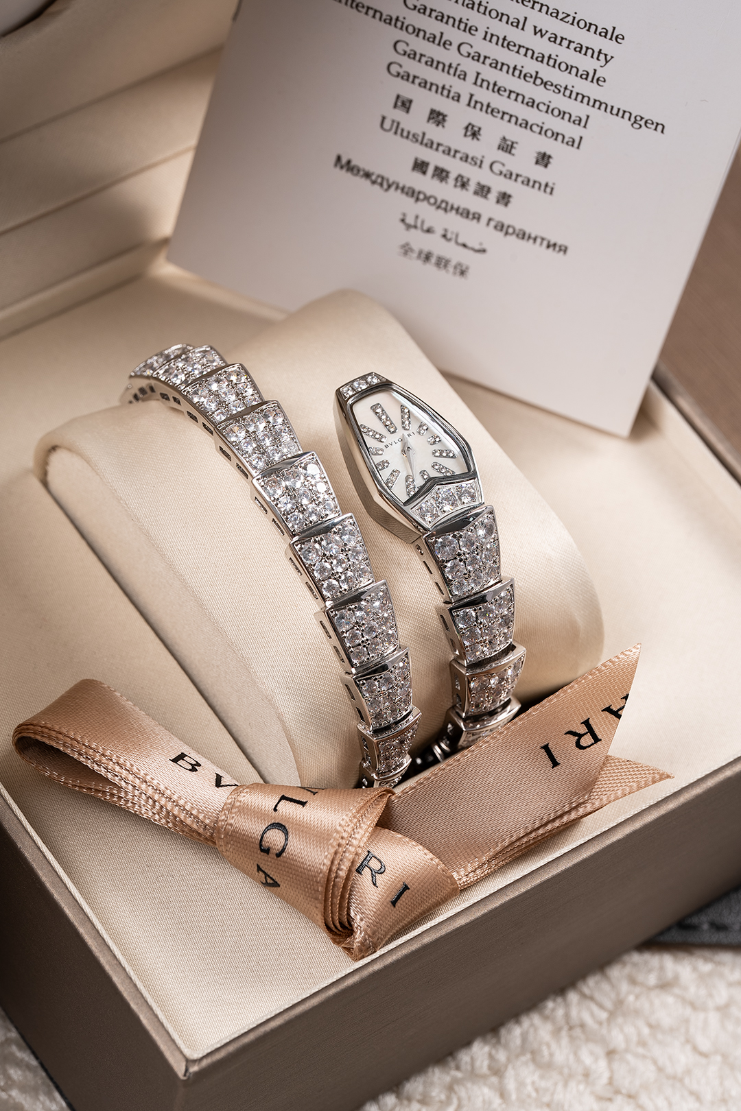 ?? 850
Bulgari jewellery watches, small quantity in stock ???
Brand: BVLGARI?? Bvlgari ??
Collection: SERPENTI collection
Model: 101787SPW26WGD1GD1.1T
Movement: Swiss quartz
Dial: Mother-of-pearl dial with diamond-shaped hour markers
Mirror: Sapphire crys