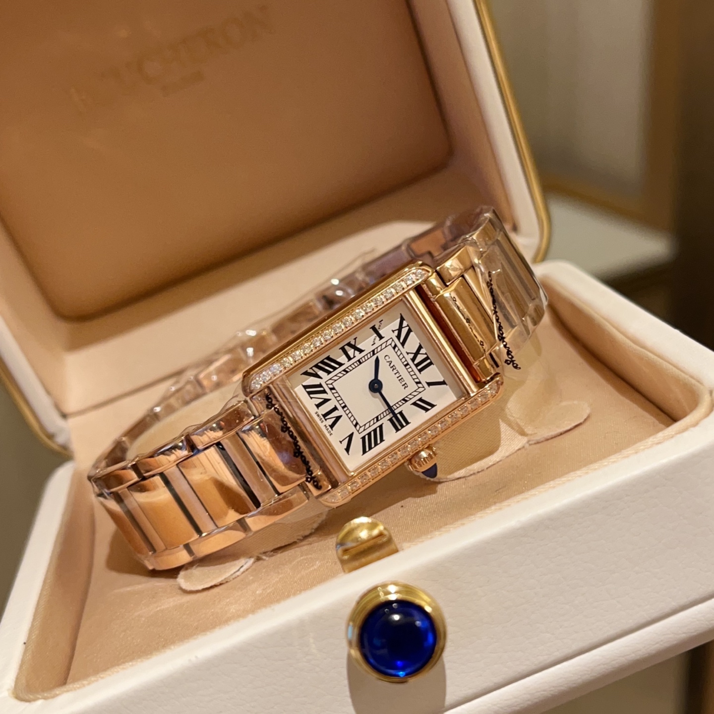 ?? Diamond Steel 480
Cartier Tank Tant Must! Limited-time gift of imported lychee grain calfskin strap interchangeable at the counter Cartier's new TankMust 2021 watch. It Must be a TANK among all the classic Cartier TANK watches, I would definitely choos