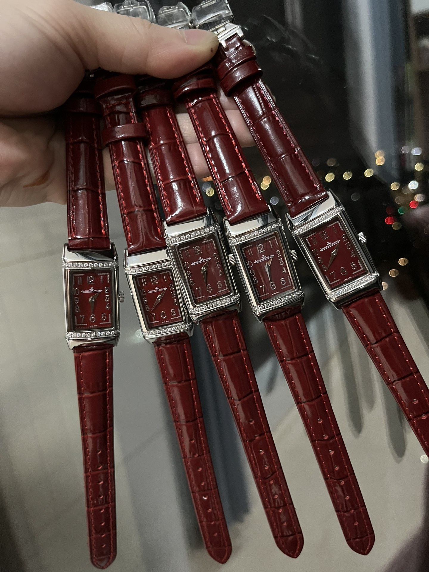 ?? White shell 400 gold 420
Jaeger-LeCoultr ??Revers one One Flip watch! The flip is really amazing to see an explosion ?? Jaeger-lecoultre Flip 3288420! Understated with historical depth! The unique size of 40.1*20, the stable and long-lasting imported R