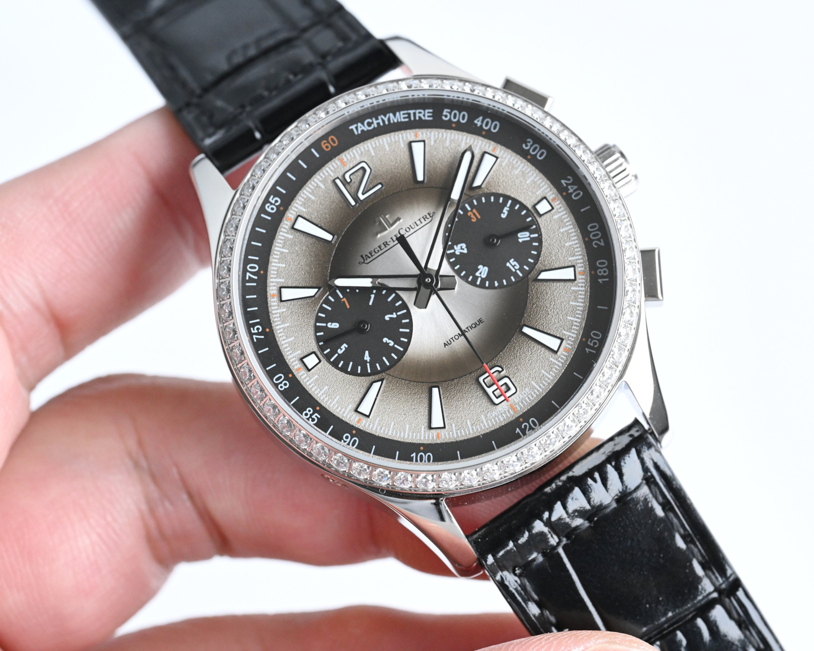 White case 1500, Gold case 1550
New JAEGER-LECOULTRE - the Jaeger-lecoultre collection of watches, elegant arrival ~! [Great Details]
? Polishing the case: To achieve the lustrous and jade-like effect of the genuine, watchmakers meticulously polish and re