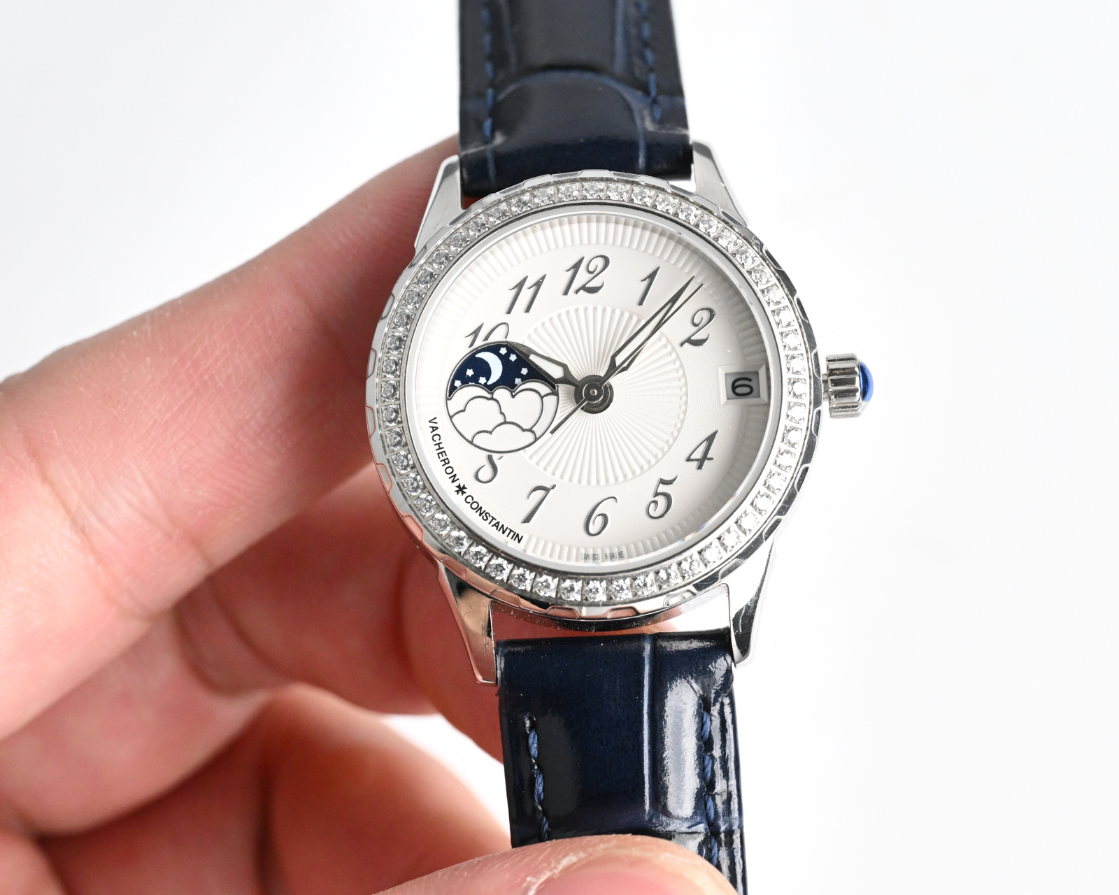 White shell 950, gold shell 1000
?????? vacheron constantin Lady Jewelry collection Moon [Moon] Phase [Sun] Collection 9? Character position Sun Moon Star function, with original imported moon phase movement (0 repair 0 after-sales service) High-end mothe