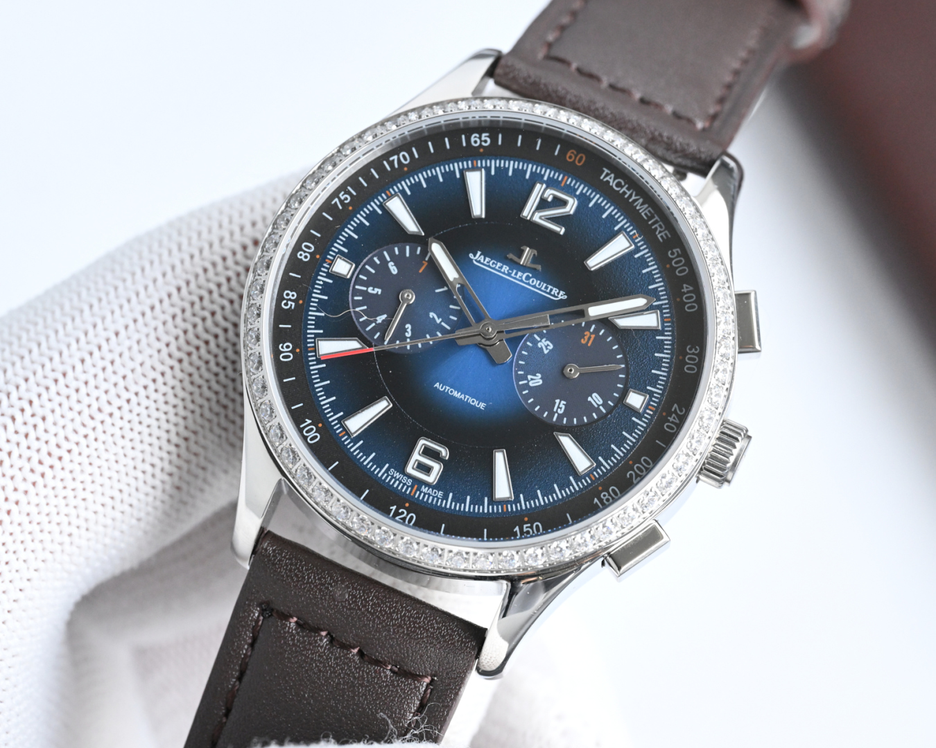 New JAEGER-LECOULTRE -- Jaeger-lecoultre Beichen collection watch, refined and elegant arrival ~! [Great Details]
? Polishing the case: To achieve the lustrous and jade-like effect of the genuine, watchmakers meticulously polish and refine the case. Slow 