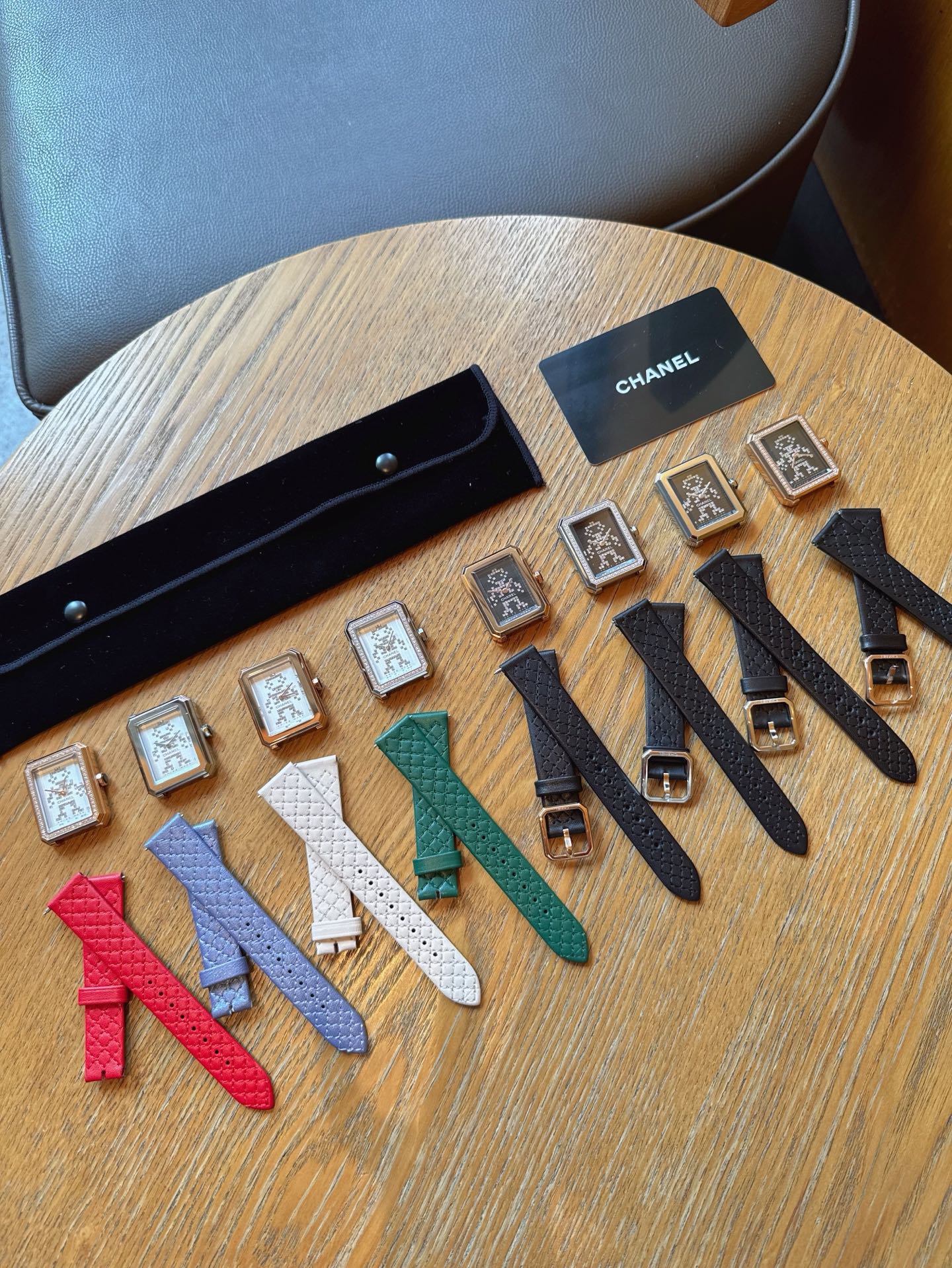 ?? White 350 Gold diamonds ?30 Crocodile leather ?200
Chanel Boy.Friend watch new upgraded American alligator leather version Quality upgraded all the details consistent with the original This watch fully incorporates the design elements of a men's watch,