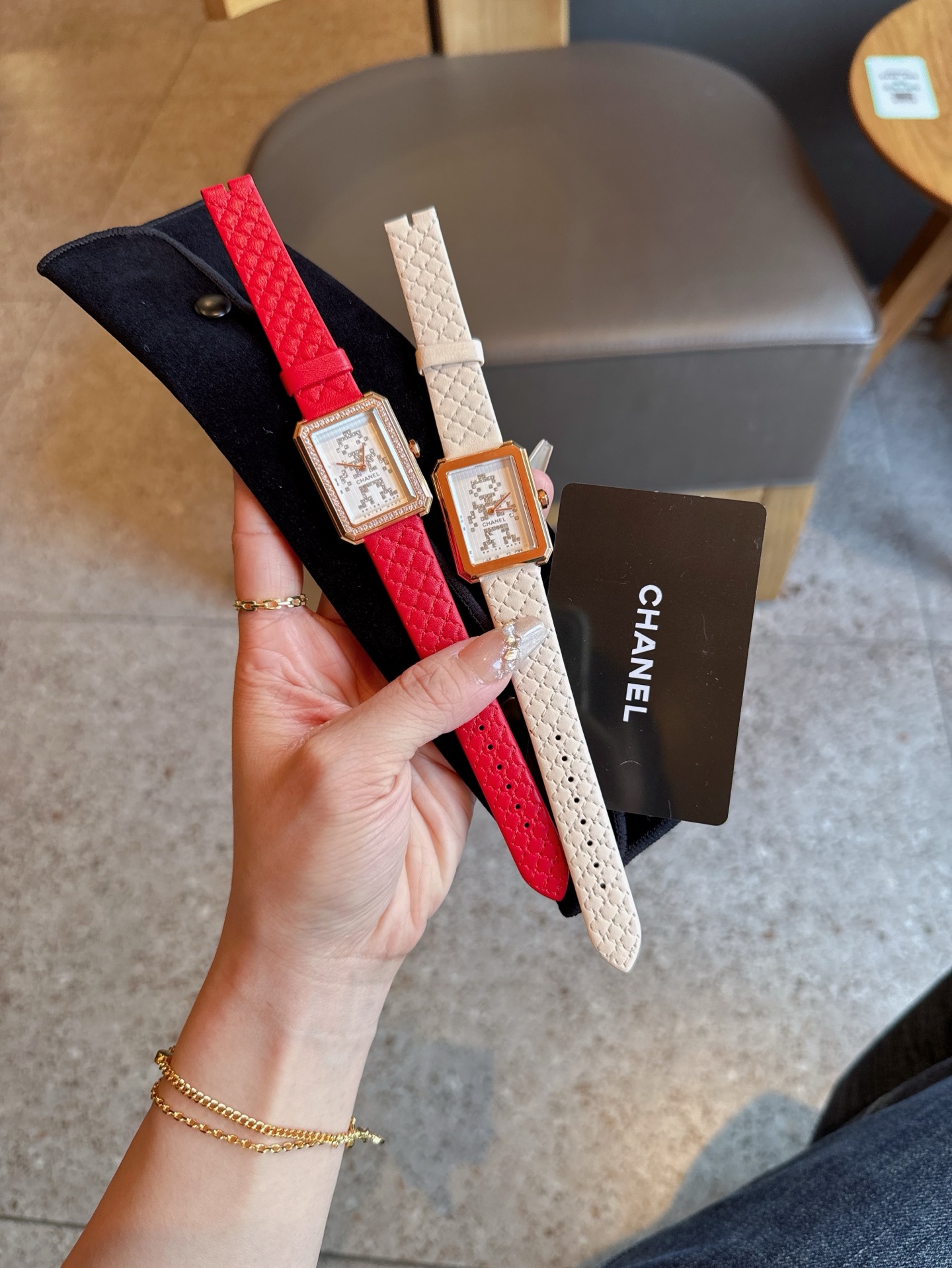 ?? White 350 Gold diamonds ?30 Crocodile leather ?200
Chanel Boy.Friend watch new upgraded American alligator leather version Quality upgraded all the details consistent with the original This watch fully incorporates the design elements of a men's watch,