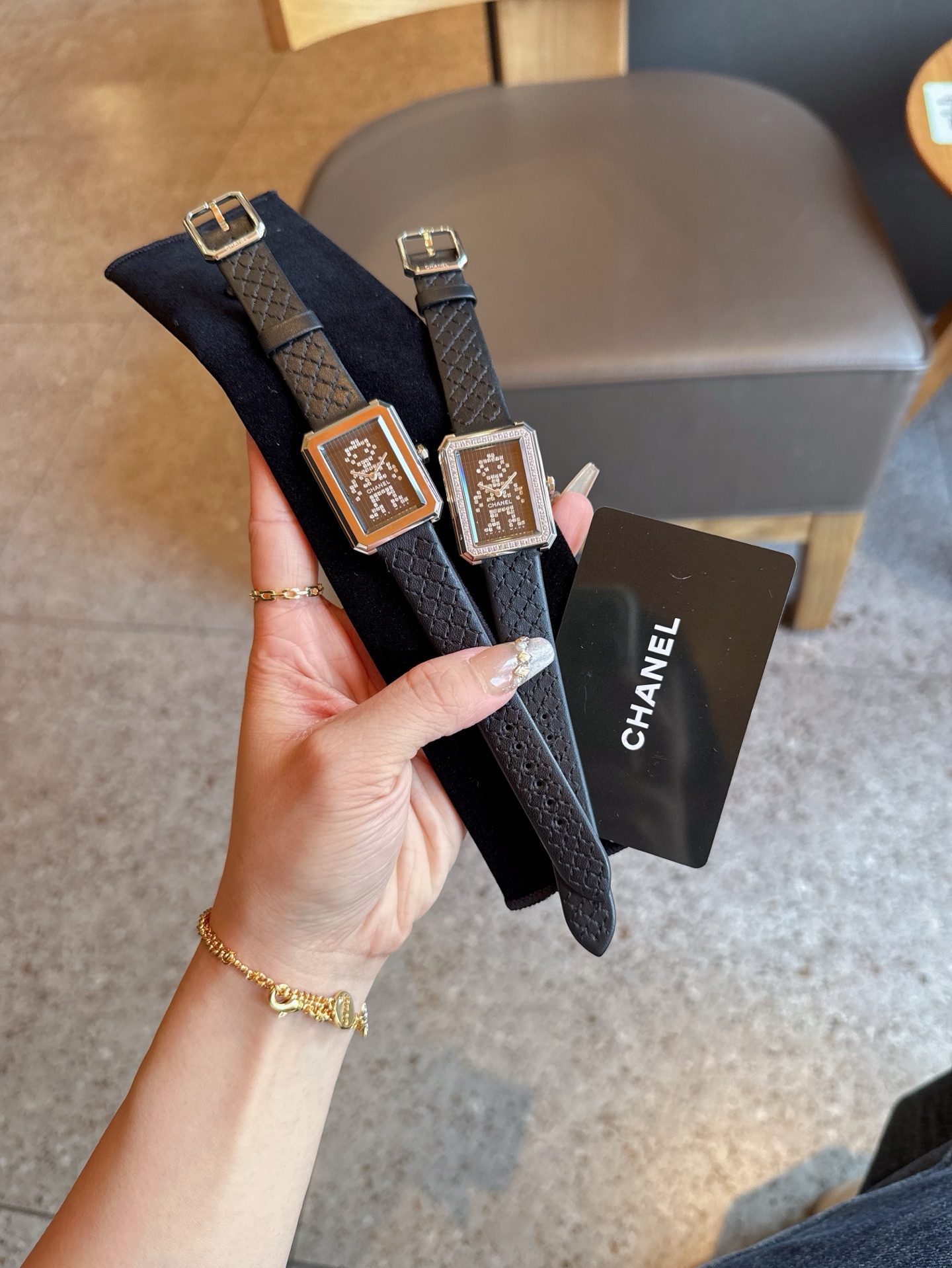 ?? White 350 Gold diamonds ?30 Crocodile leather ?200
Chanel Boy.Friend watch new upgraded American alligator leather version Quality upgraded all the details consistent with the original This watch fully incorporates the design elements of a men's watch,