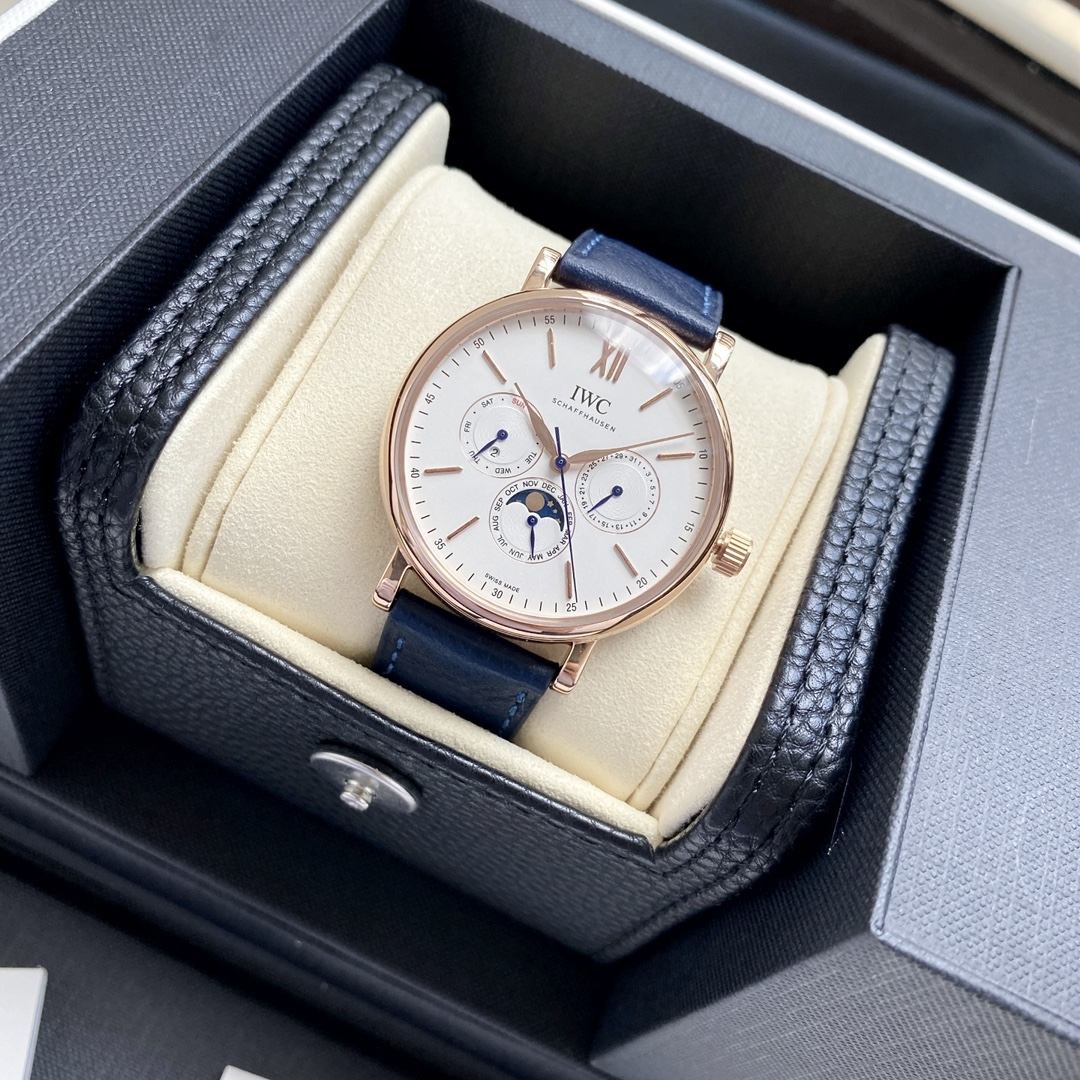 White case 580, rose gold 600.
?? appearance level peak performance ??
The most dazzling star of IWC, a moment in a thousand years, check out the IWC Portofino Perpetual calendar watch!
1 ? [Movement] With the in-house 3836-2 movement, the movement is sta
