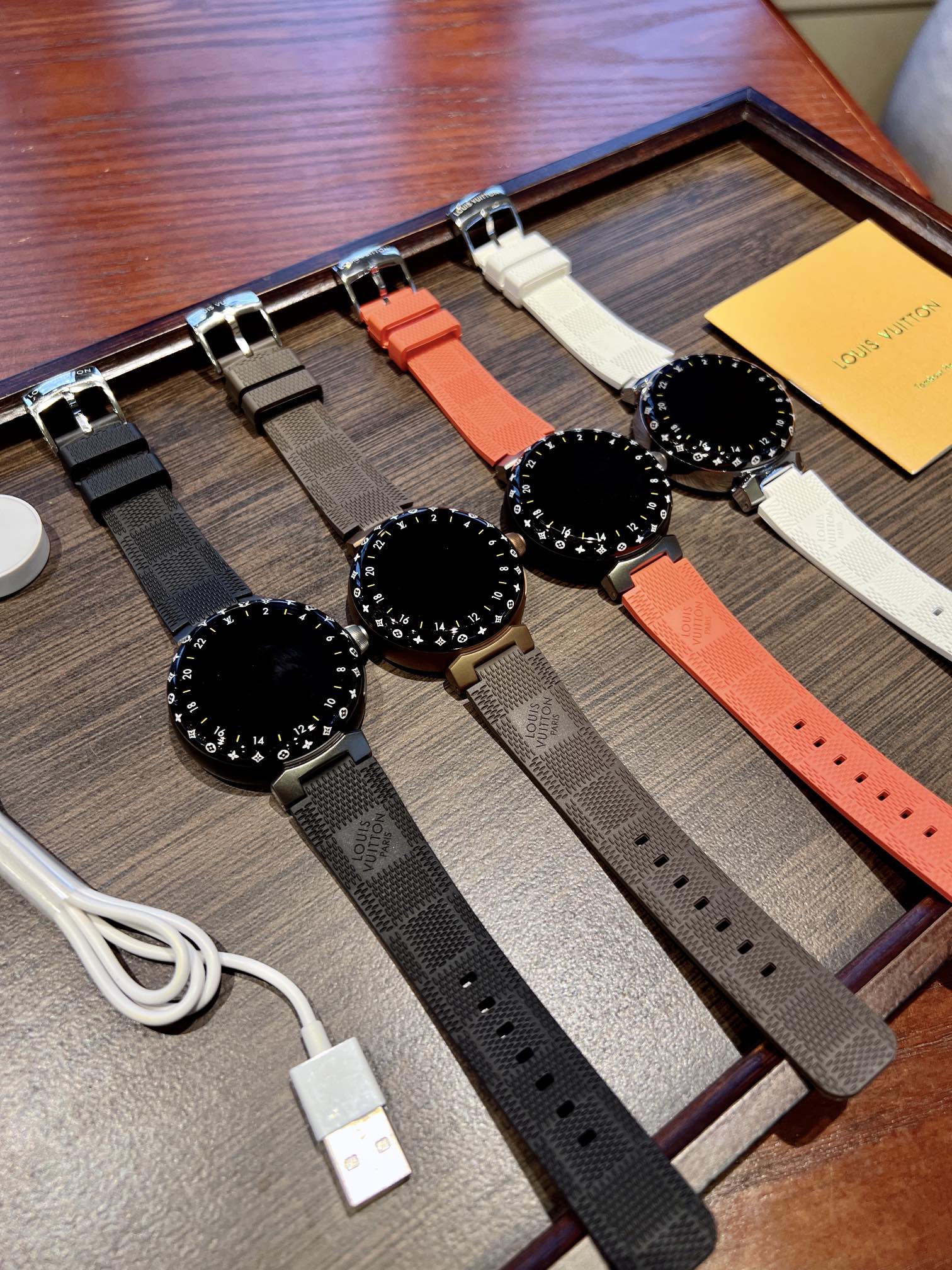 ??N1
LV's three generations of watches are truly 1:1
The 1:1 detail reproduction (far ahead of previous versions)
44MM in diameter (not the previous non-replica 46MM)
1.2-inch round AMOLED full touch screen with a resolution of 390*390 (unlike the non-ori