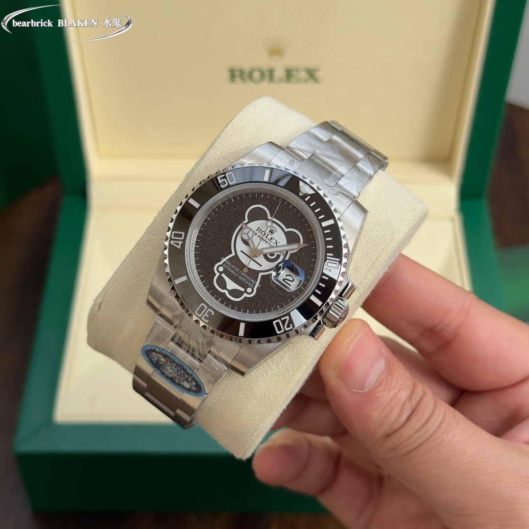 1100?? Rolex bearbrick BLAKEN Submariner collection!
[Violent Bear] Internet celebrity model, new technology, 3D dial!
The powerful dial presents a three-dimensional effect!
Size: 40mm
Crystal: Scratch-resistant blue crystal glass, anti-reflective convex 
