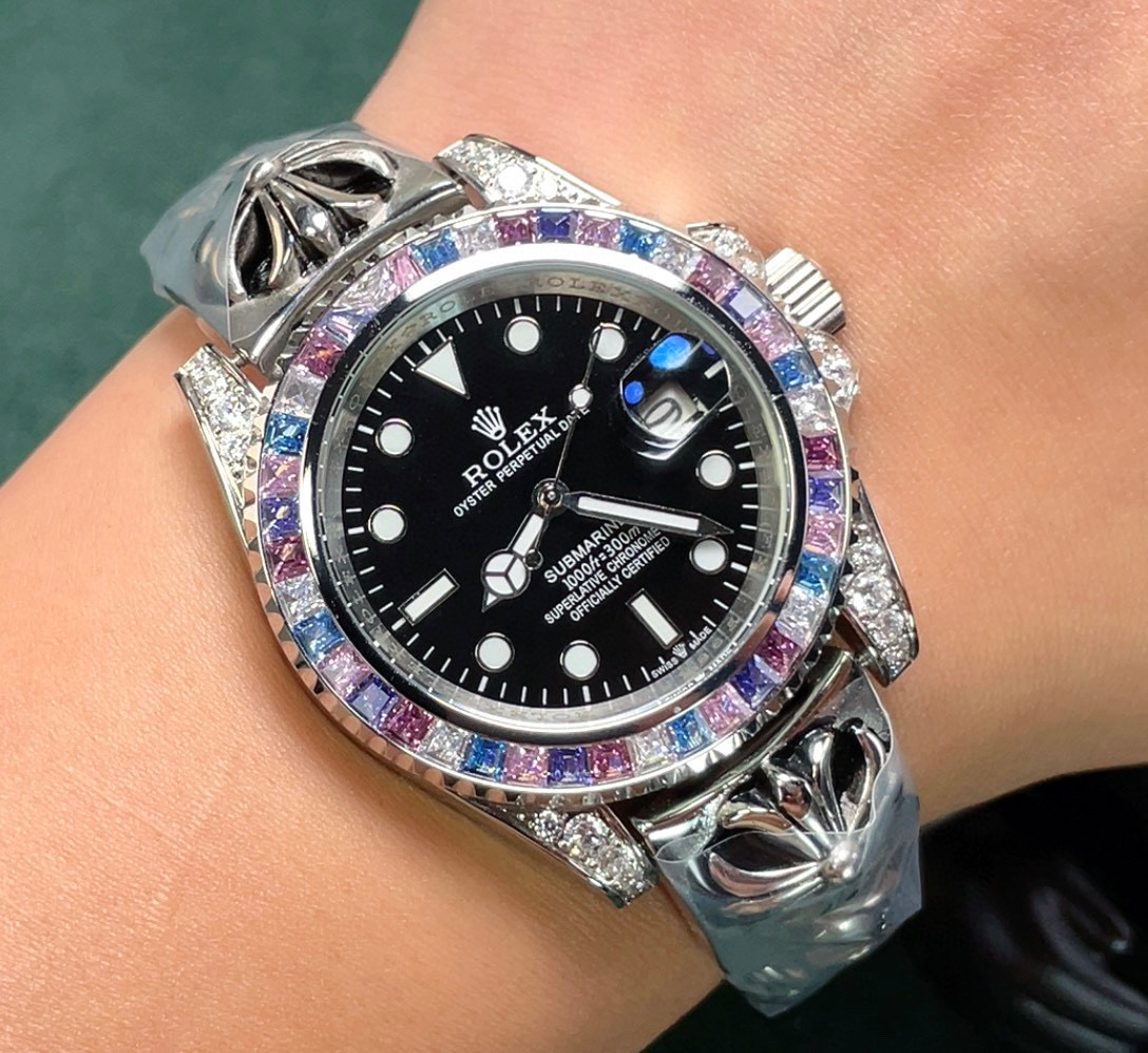 1100?? Crafted with meticulous craftsmanship, it offers you a unique experience. If you don't like ghosts, it will definitely be your kindred spirit ?? ROLEX?? Submariner with diamonds at the back of the rotor series ? Men's luxury fashion watch, equipped