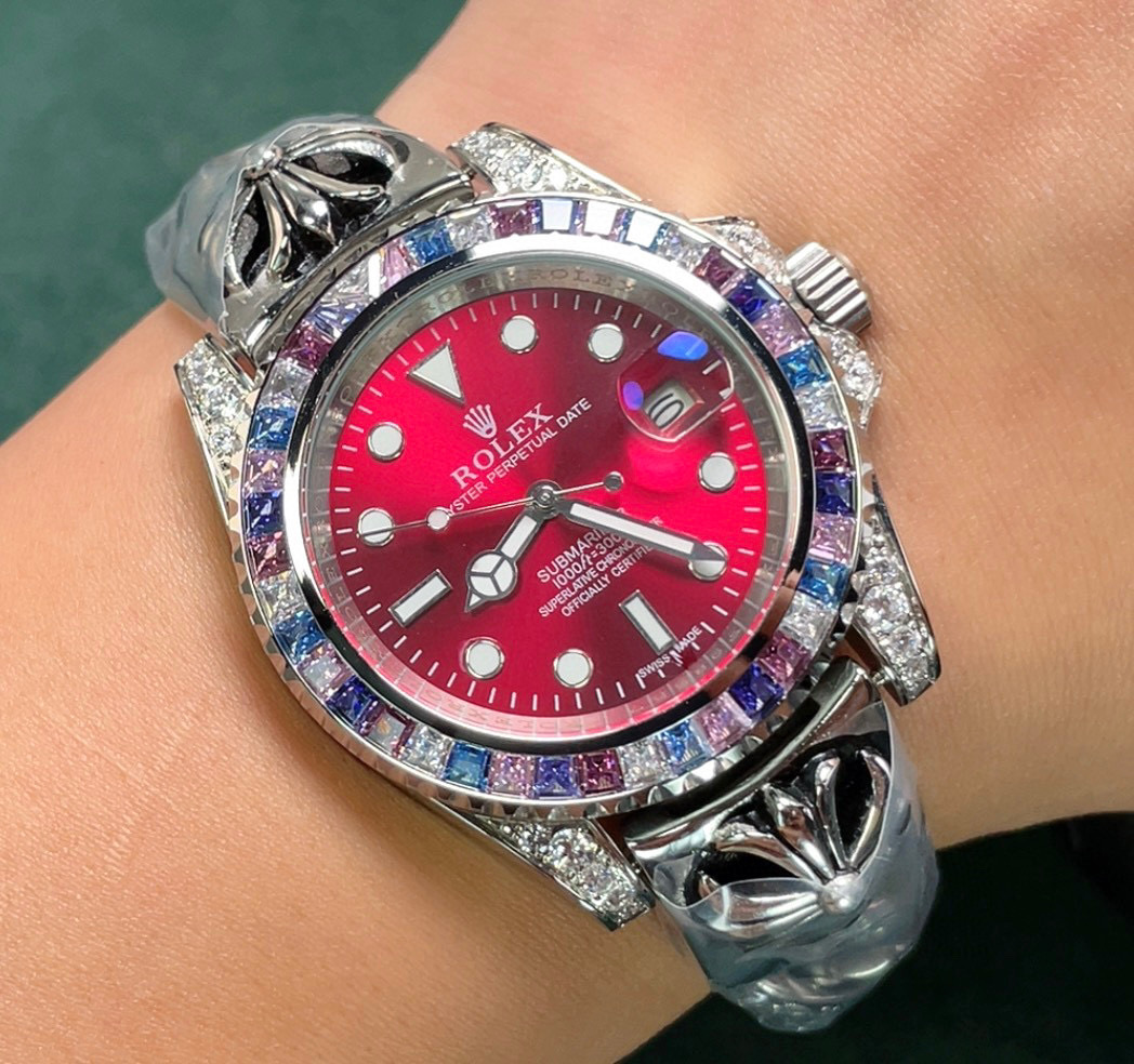 1100?? Crafted with meticulous craftsmanship, it offers you a unique experience. If you don't like ghosts, it will definitely be your kindred spirit ?? ROLEX?? Submariner with diamonds at the back of the rotor series ? Men's luxury fashion watch, equipped