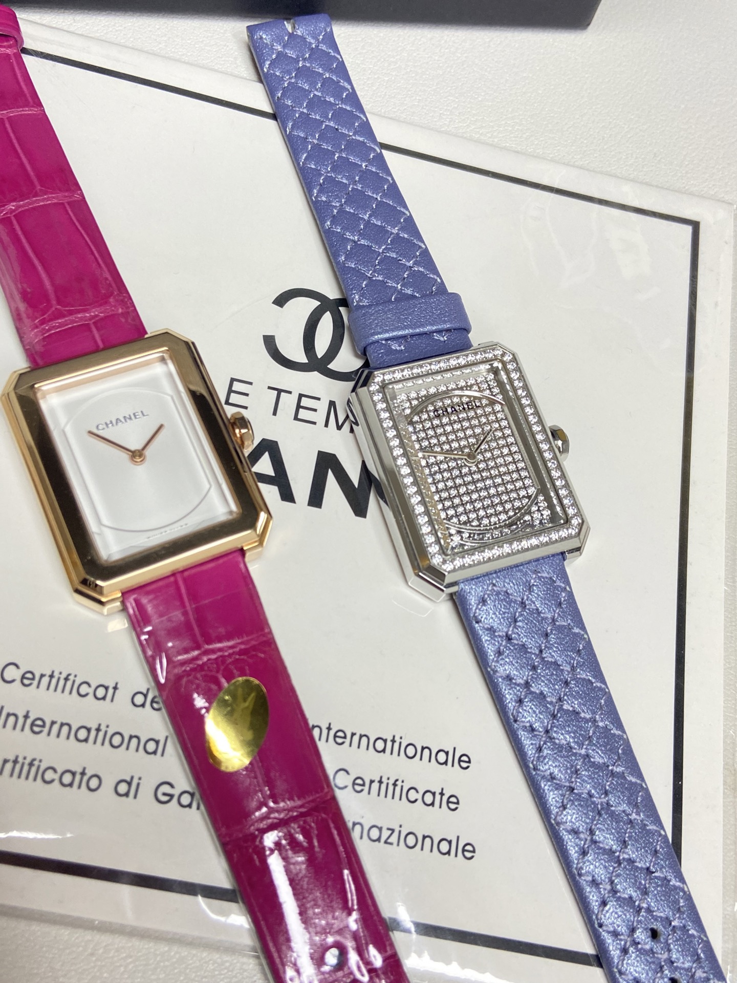 ?? White 350 Gold diamond ?30 Full diamond ?150 Crocodile skin ?200
Chanel Boy.Friend watch new upgraded American alligator leather version with overall quality upgraded details consistent with the original This watch fully incorporates the design element