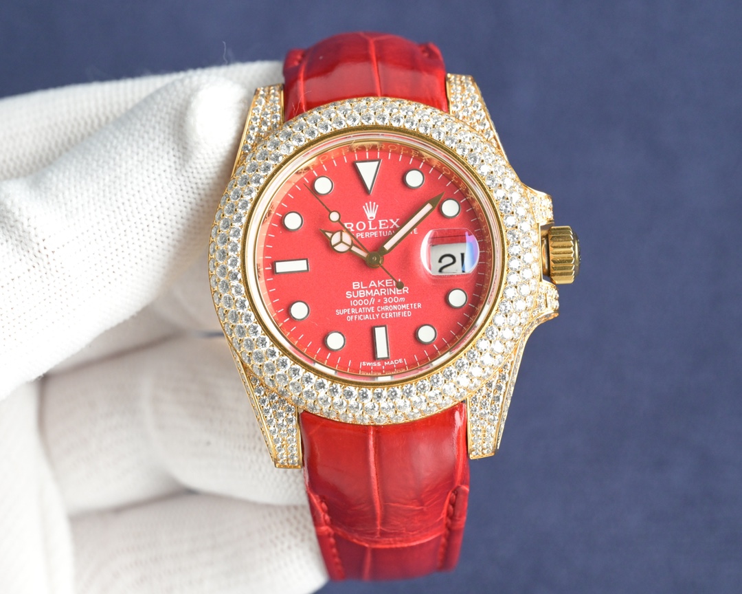 Brand new modified diamond setting
Rolex ? watch - Submariner (Submariner) gold alligator leather diamond-encrusted collection! An extremely magnificent and luxurious watch, seductive and tense, the perfect choice for an air of luxury, a symbol of status,