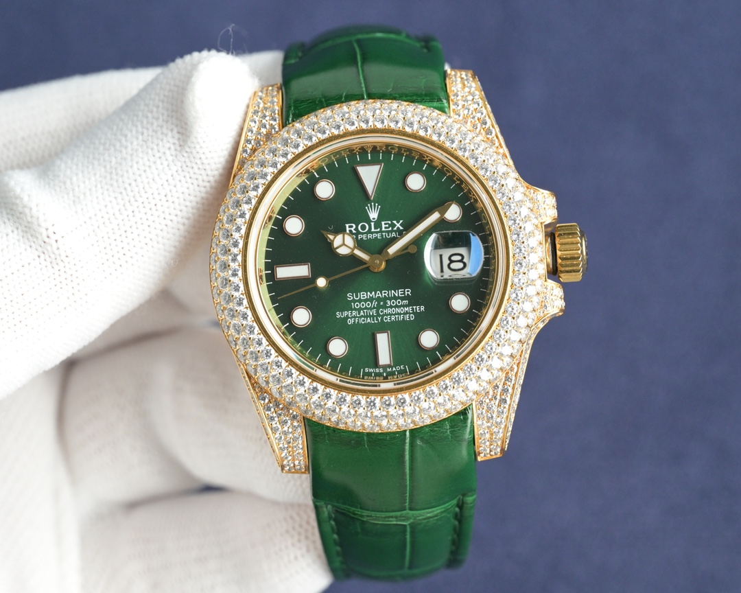 Brand new modified diamond setting
Rolex ? watch - Submariner (Submariner) gold alligator leather diamond-encrusted collection! An extremely magnificent and luxurious watch, seductive and tense, the perfect choice for an air of luxury, a symbol of status,