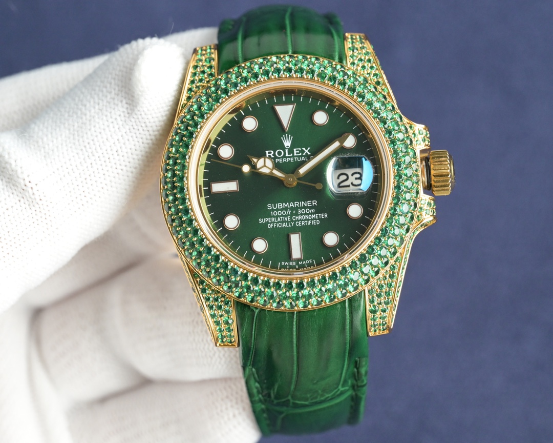 Brand new modified diamond setting
Rolex ? watch - Submariner (Submariner) gold alligator leather diamond-encrusted collection! An extremely magnificent and luxurious watch, seductive and tense, the perfect choice for an air of luxury, a symbol of status,