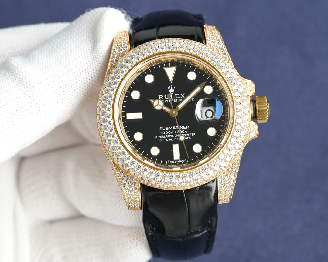 Brand new modified diamond setting
Rolex ? watch - Submariner (Submariner) gold alligator leather diamond-encrusted collection! An extremely magnificent and luxurious watch, seductive and tense, the perfect choice for an air of luxury, a symbol of status,