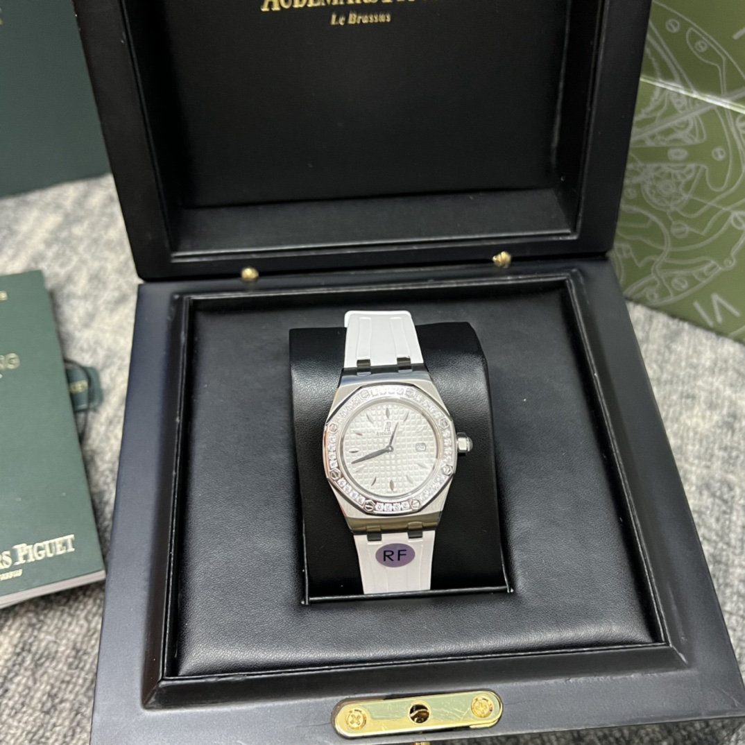 ??1300 Audemars Piguet Royal Oak Model 67601 quartz watch, the Royal Oak's unique octagonal look also features Audemars Piguet's distinctive design style that incorporates ladies' elegance, beloved by celebrities even in its 33mm small size, It showcases 