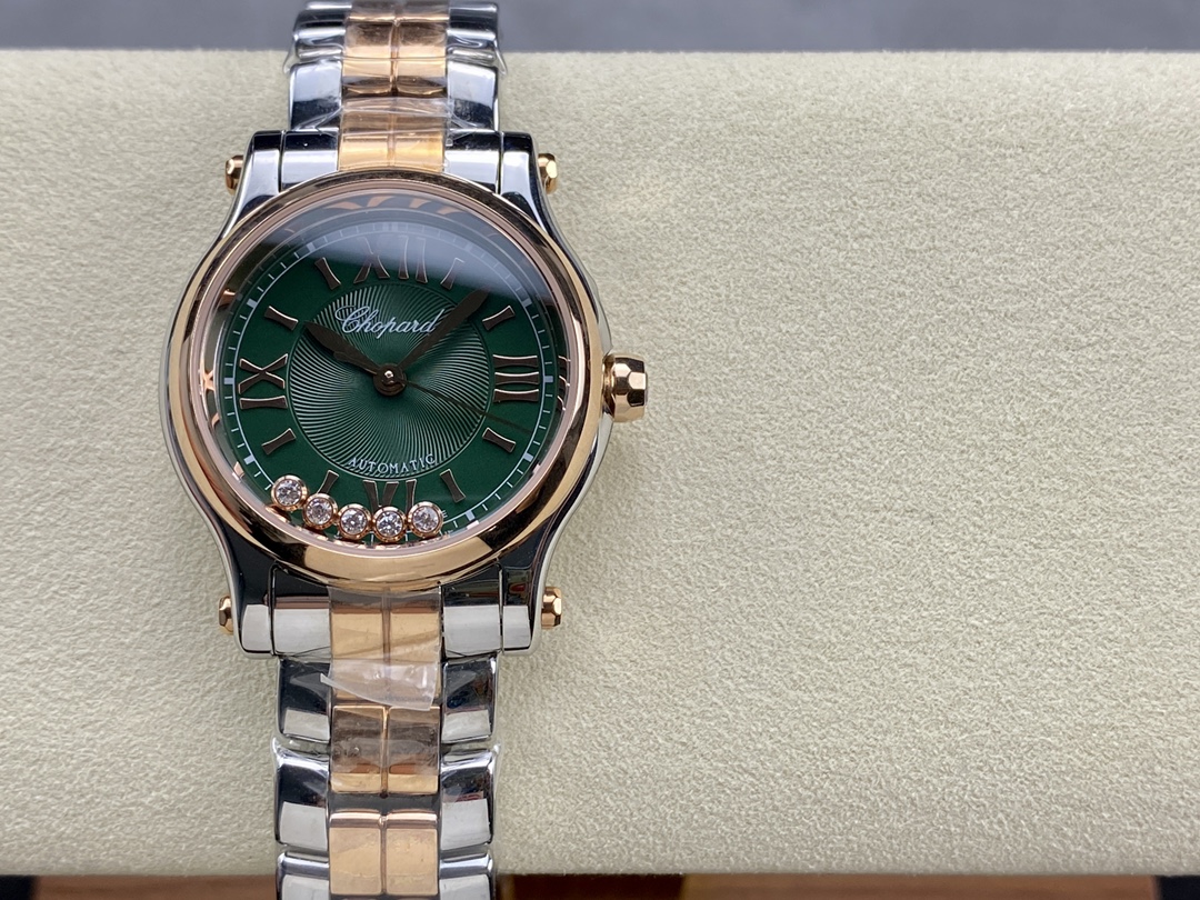 The YF Happy Diamonds from Chopard's Happy Diamonds collection is very iconic among ladies' watches. This watch has a diameter of 30mm, which is just right for most ladies. The iconic case design is paired with an emerald dial, and the rotating Diamonds o